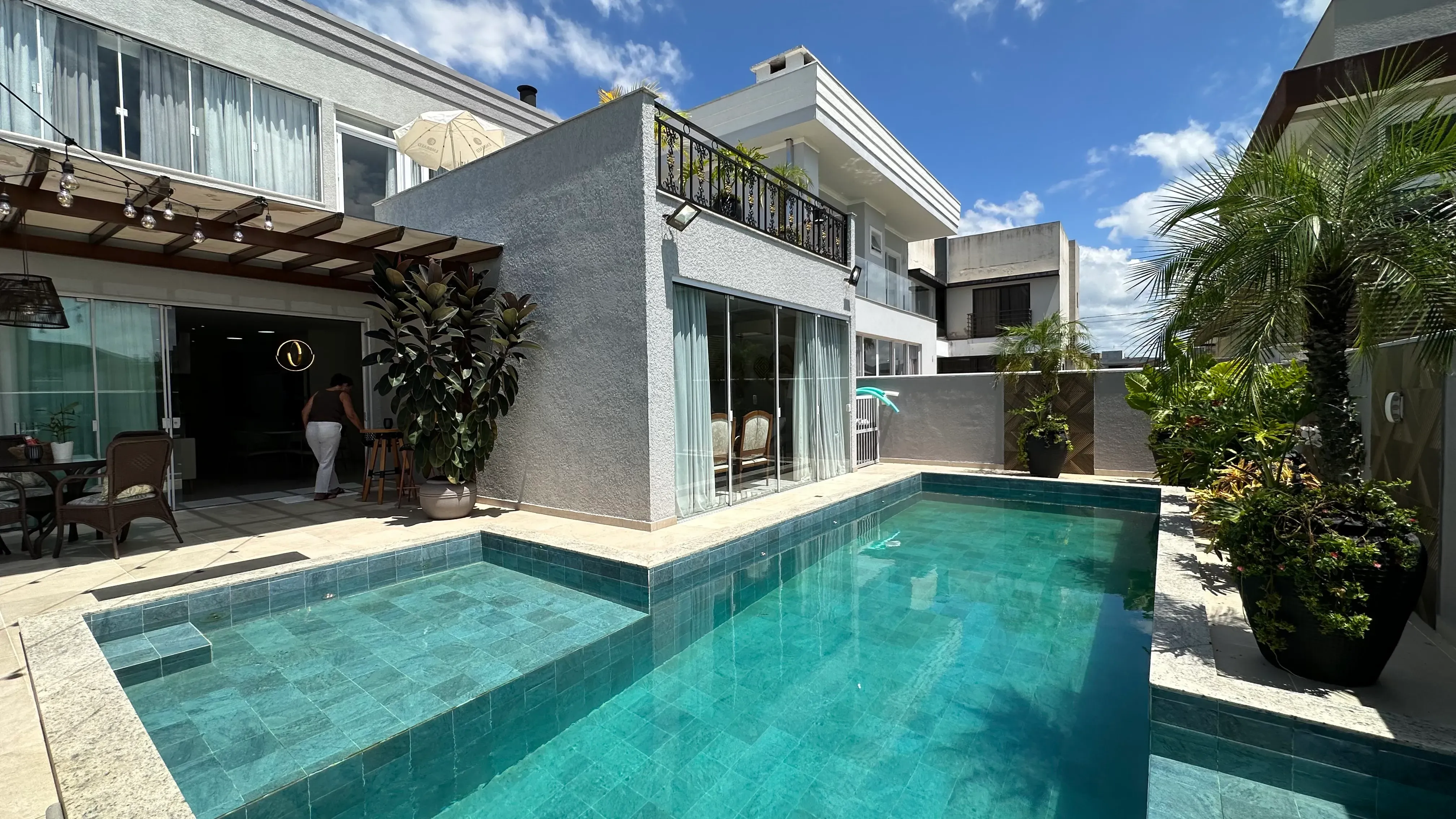 Casa com 4 dormitórios sendo 2 suítes e 4 vagas de garagem em Camboriú/SC