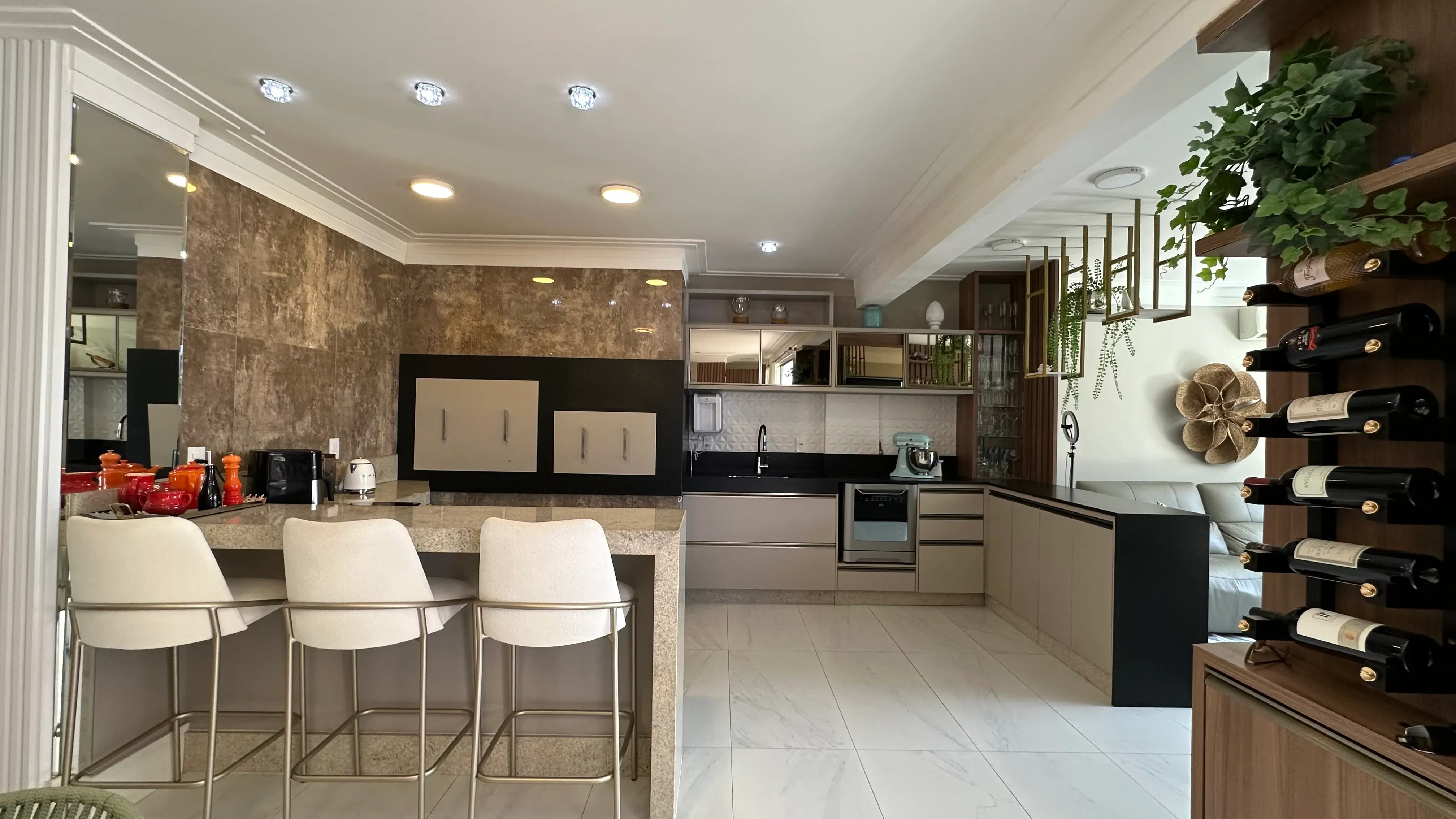 Casa com 4 dormitórios sendo 2 suítes e 4 vagas de garagem em Camboriú/SC