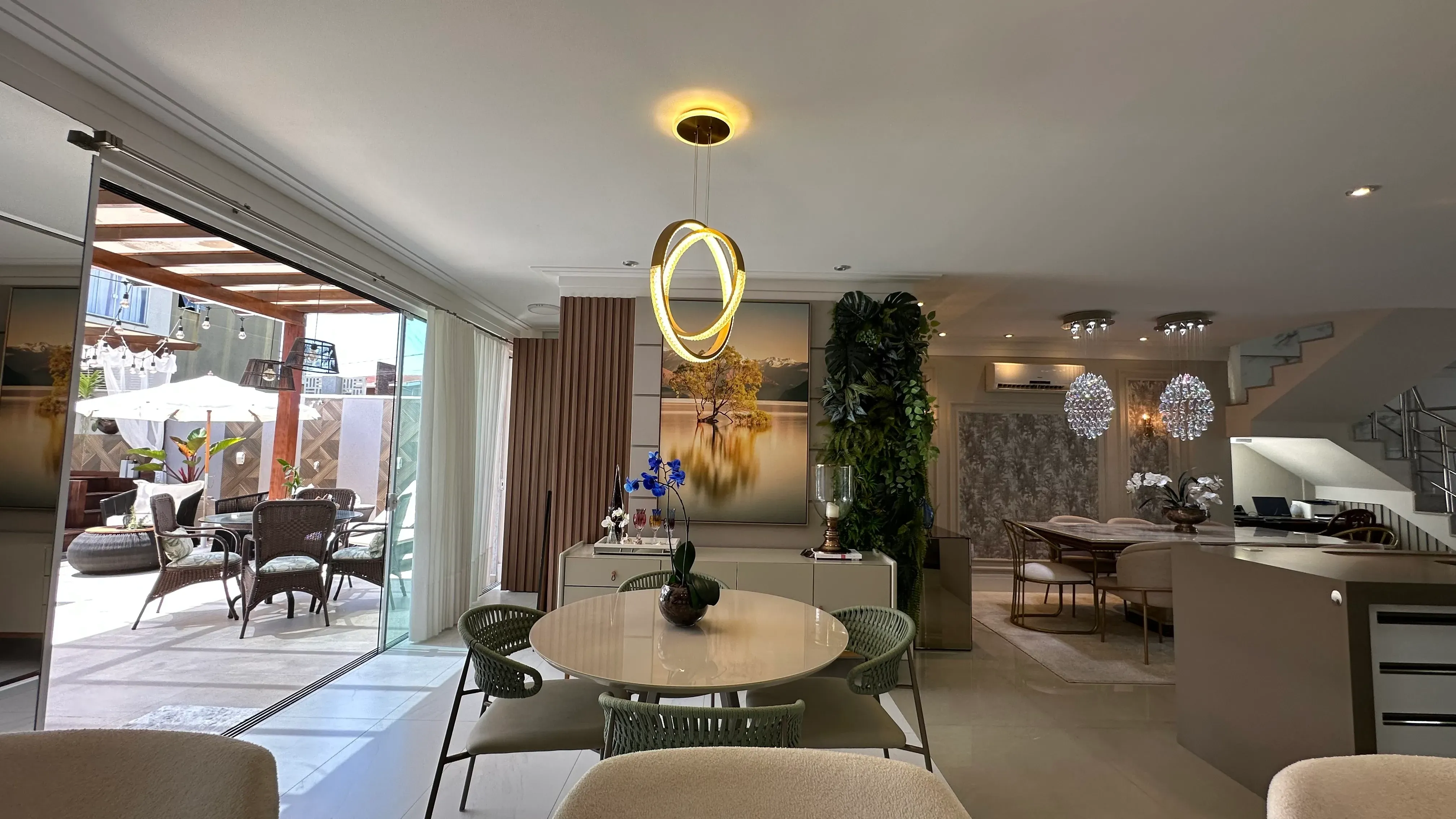 Casa com 4 dormitórios sendo 2 suítes e 4 vagas de garagem em Camboriú/SC