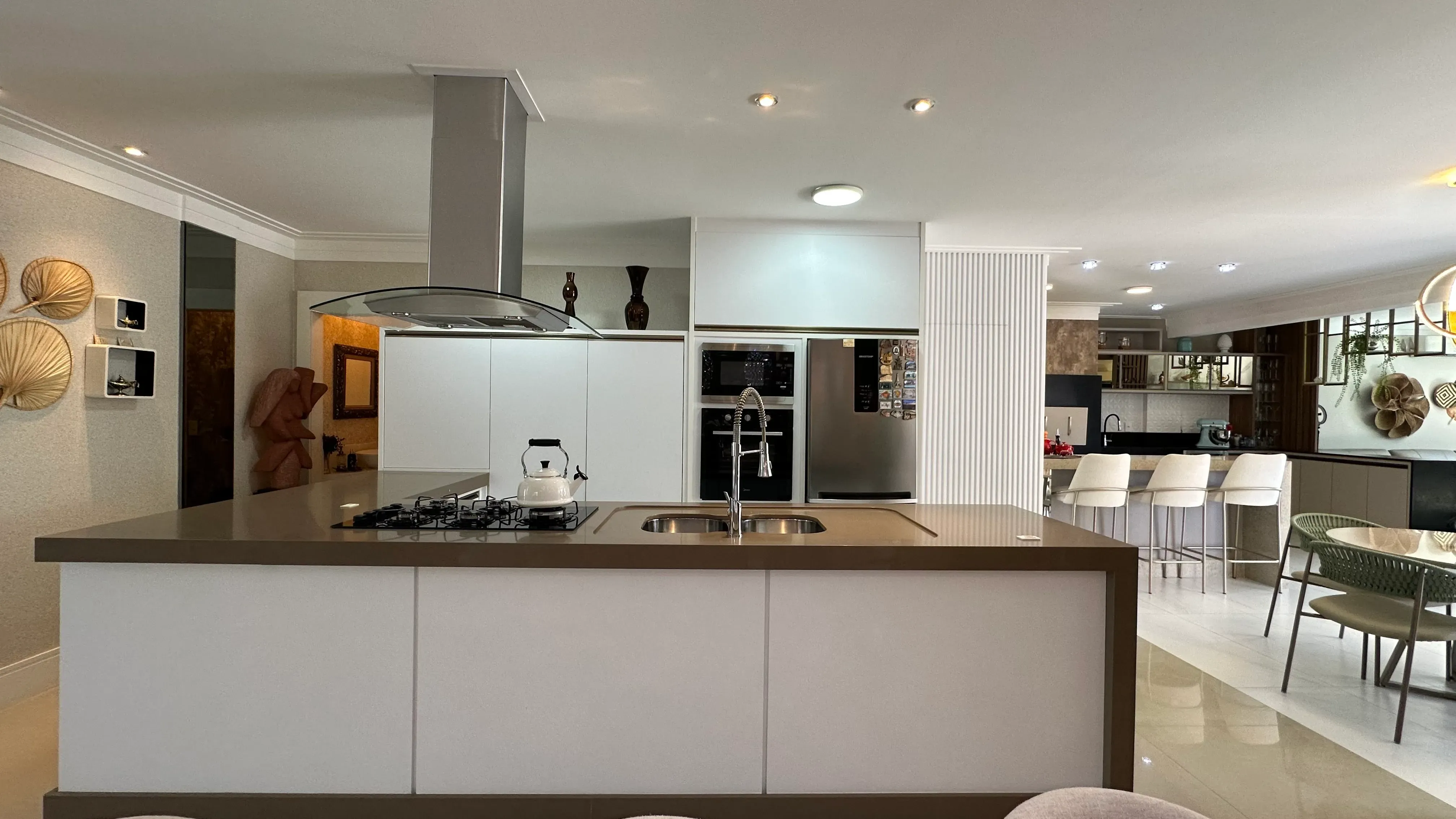 Casa com 4 dormitórios sendo 2 suítes e 4 vagas de garagem em Camboriú/SC