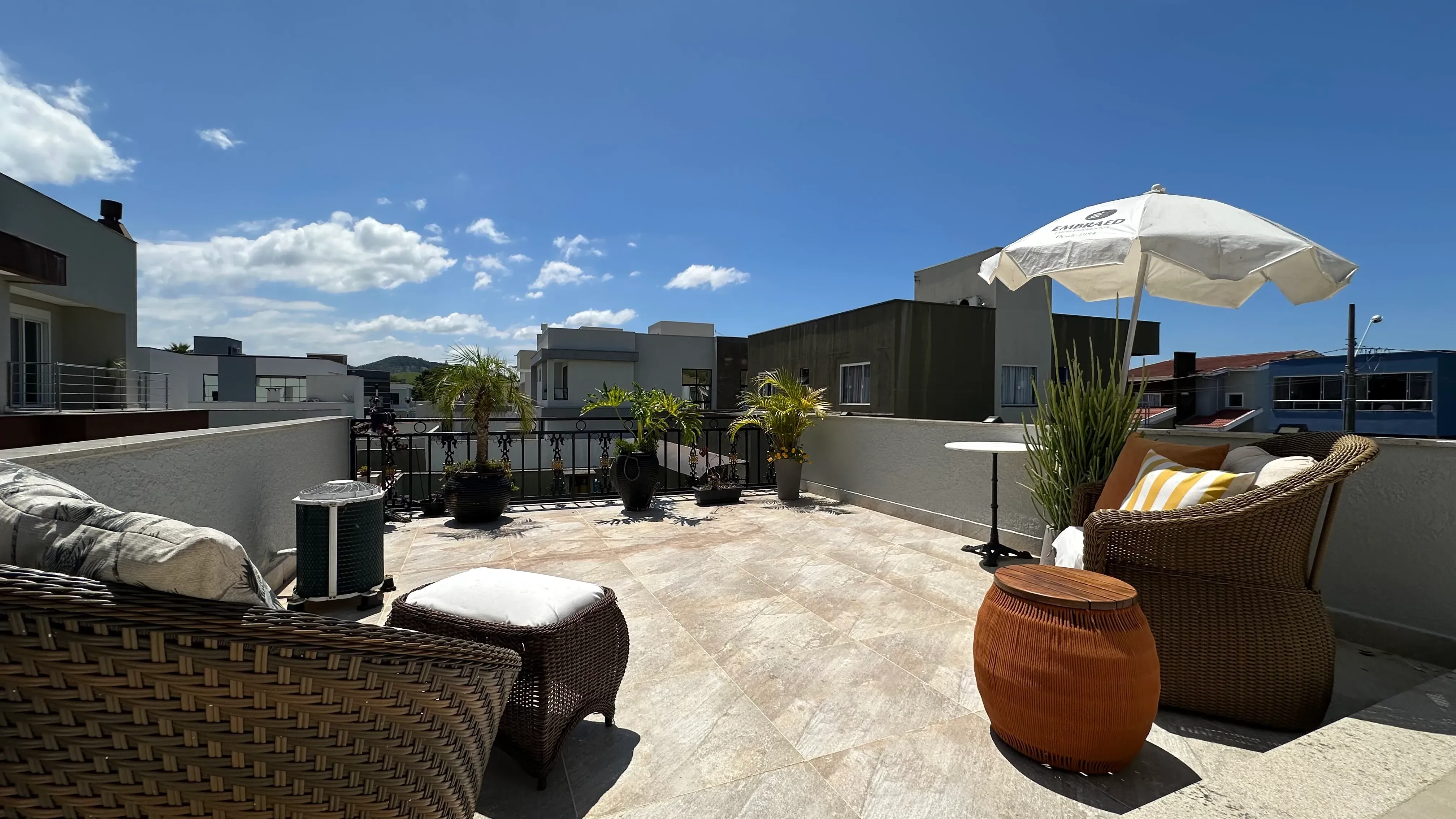 Casa com 4 dormitórios sendo 2 suítes e 4 vagas de garagem em Camboriú/SC