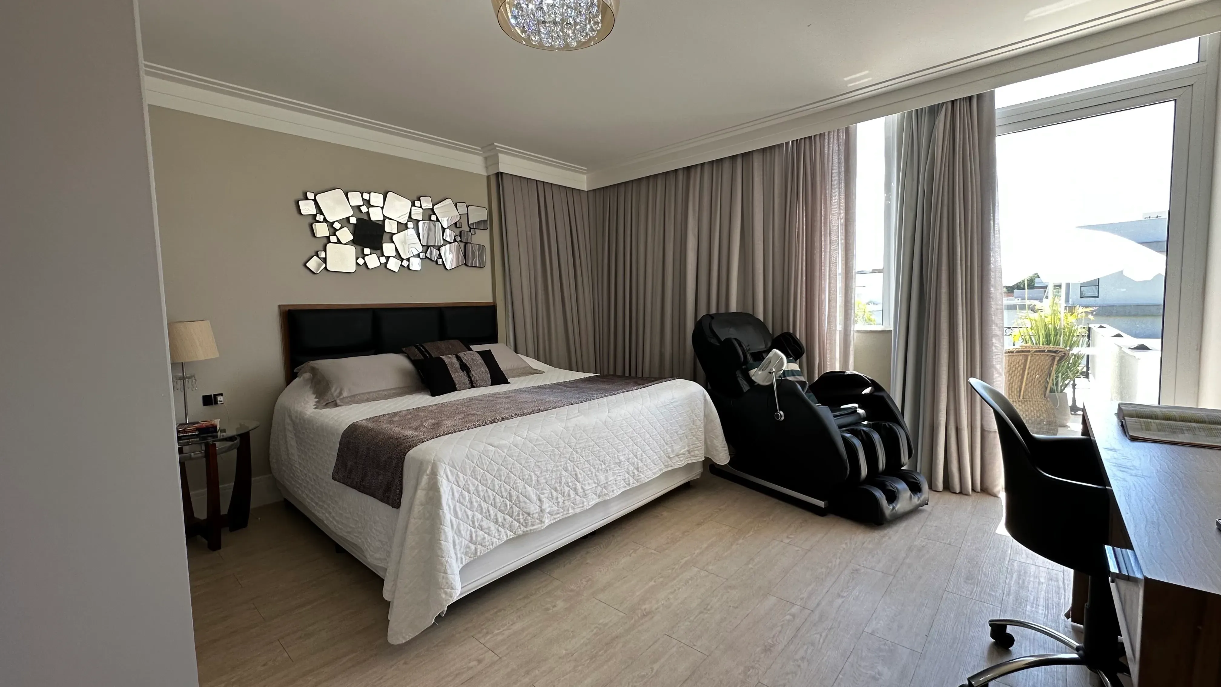 Casa com 4 dormitórios sendo 2 suítes e 4 vagas de garagem em Camboriú/SC