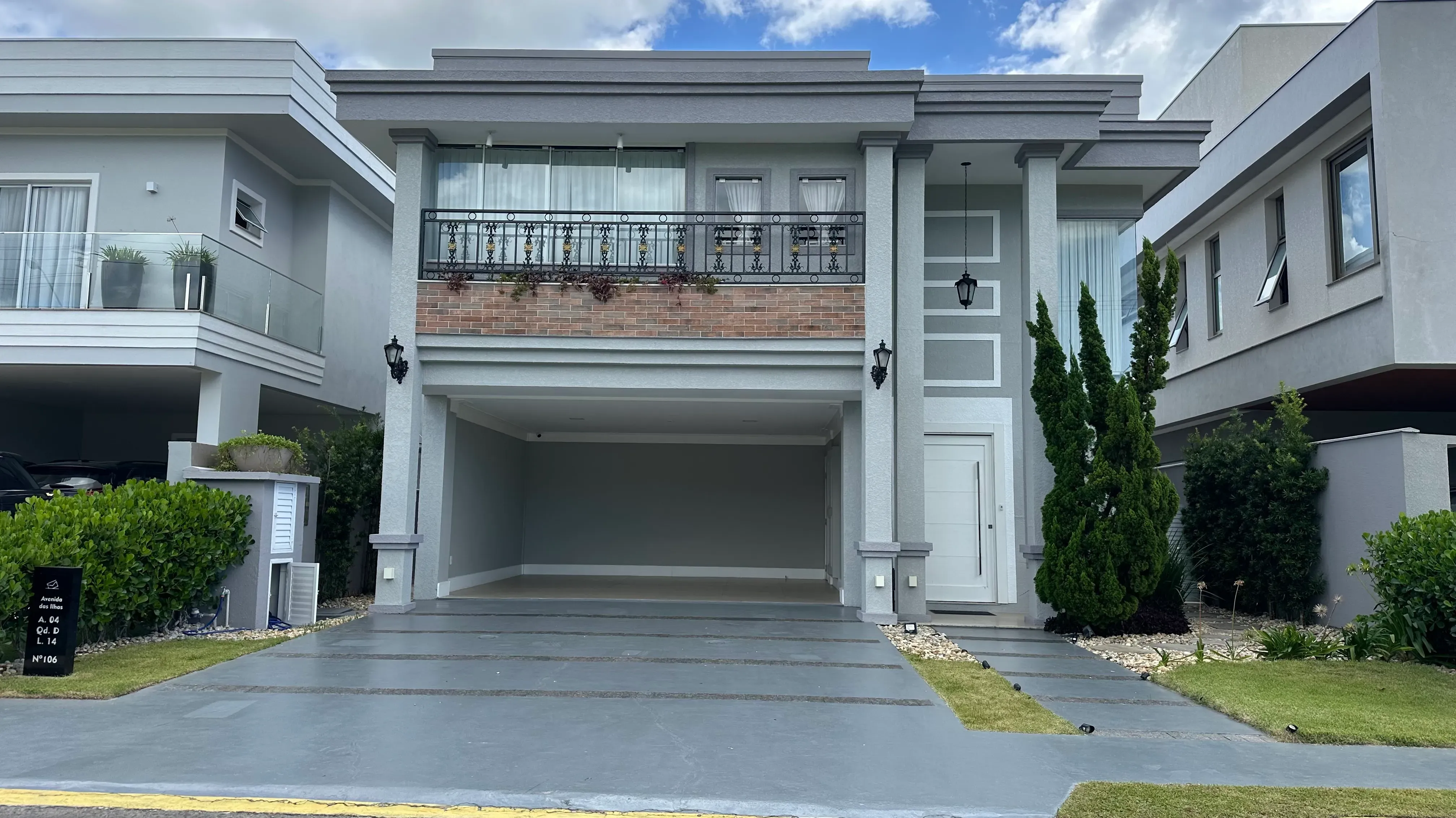 Casa com 4 dormitórios sendo 2 suítes e 4 vagas de garagem em Camboriú/SC