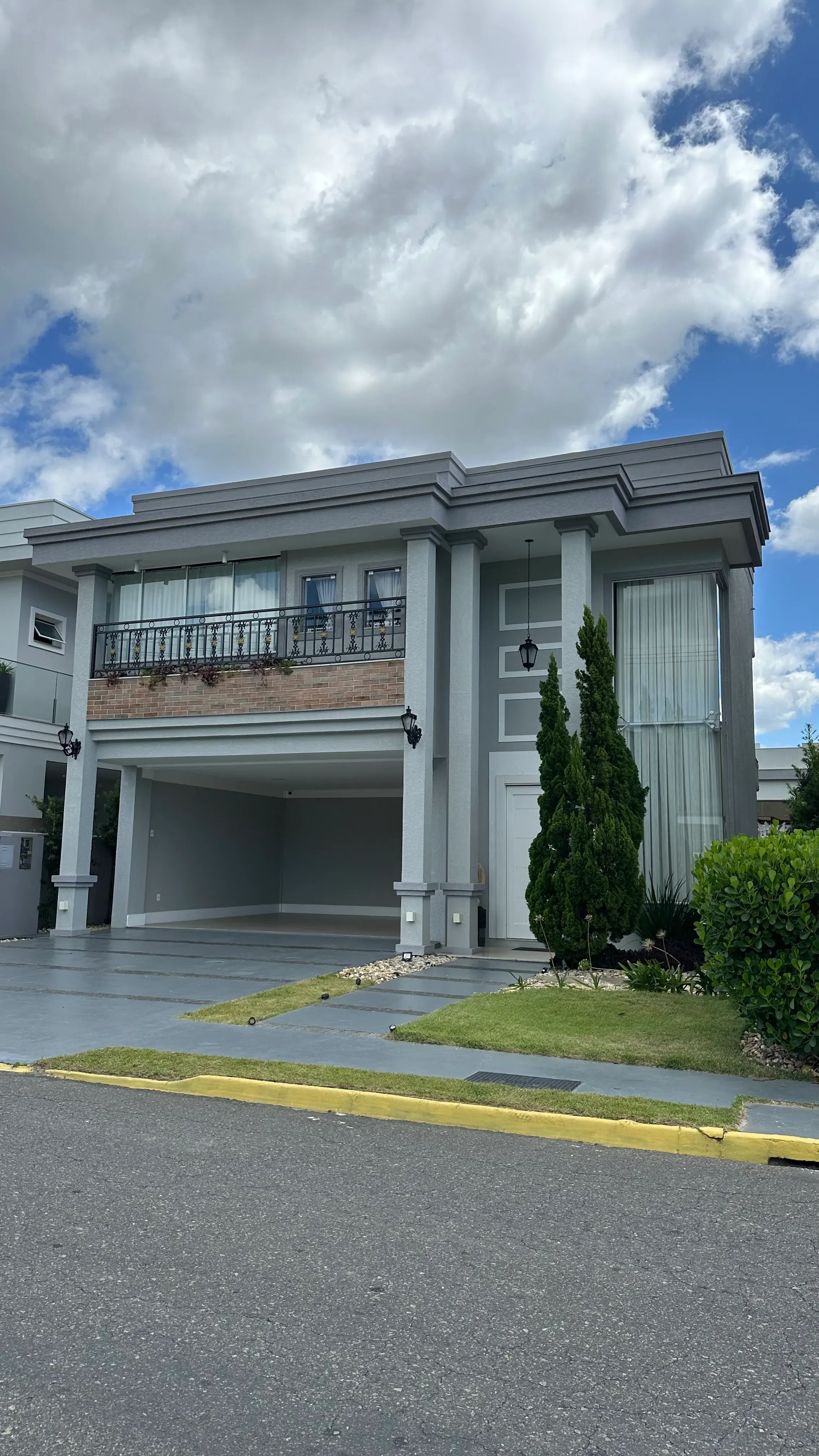 Casa com 4 dormitórios sendo 2 suítes e 4 vagas de garagem em Camboriú/SC