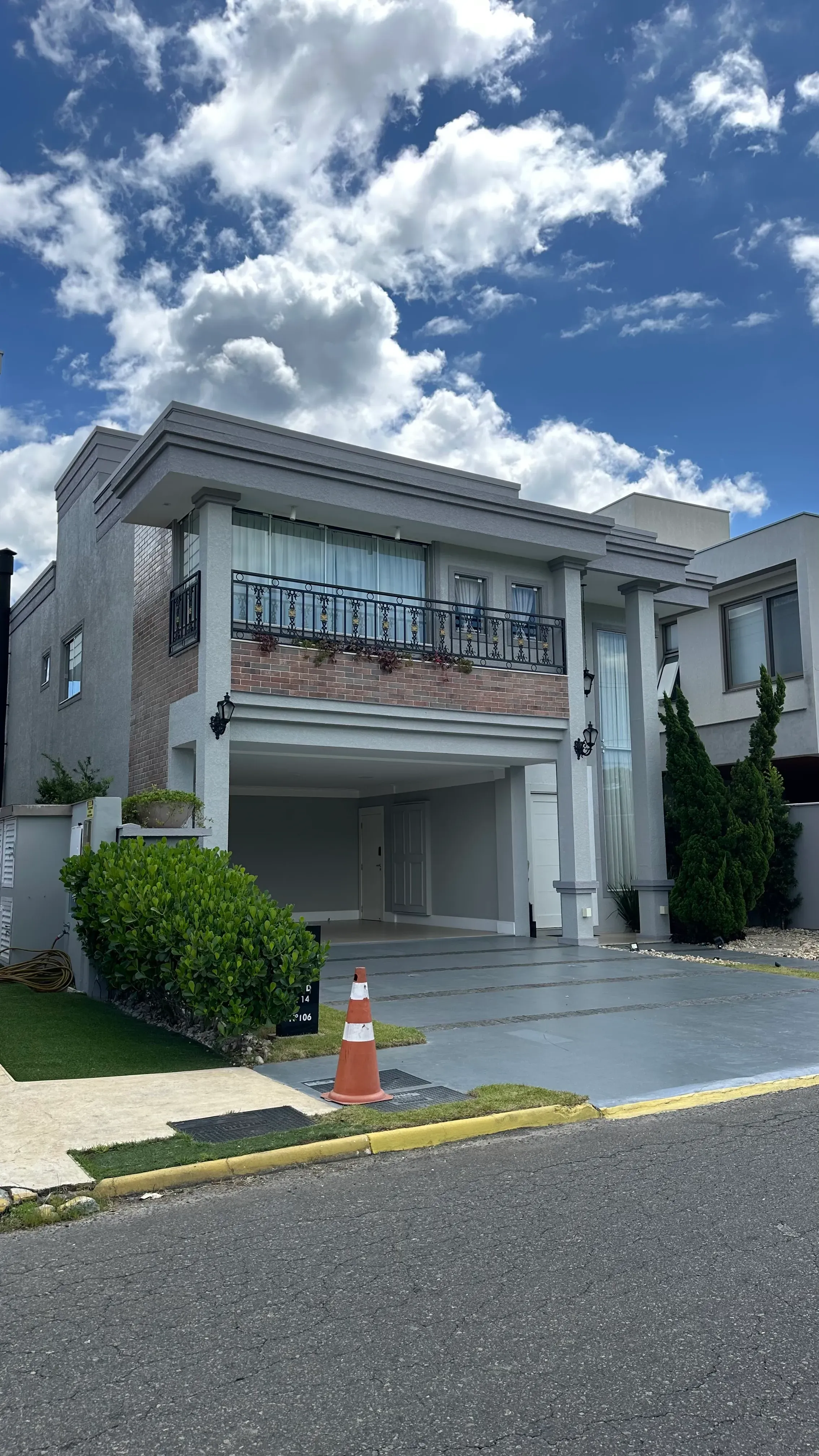 Casa com 4 dormitórios sendo 2 suítes e 4 vagas de garagem em Camboriú/SC