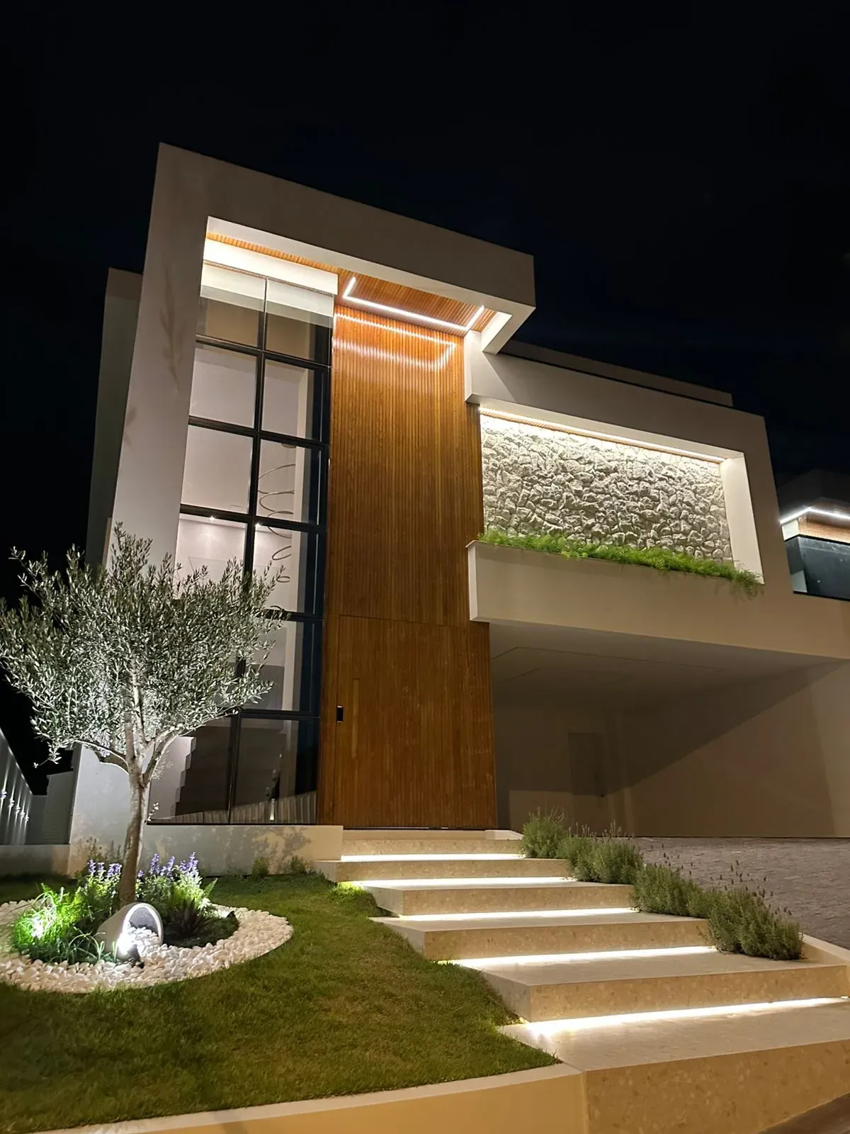 Casa com 3 dormitórios sendo 3 suítes e 4 vagas de garagem em São José/SC