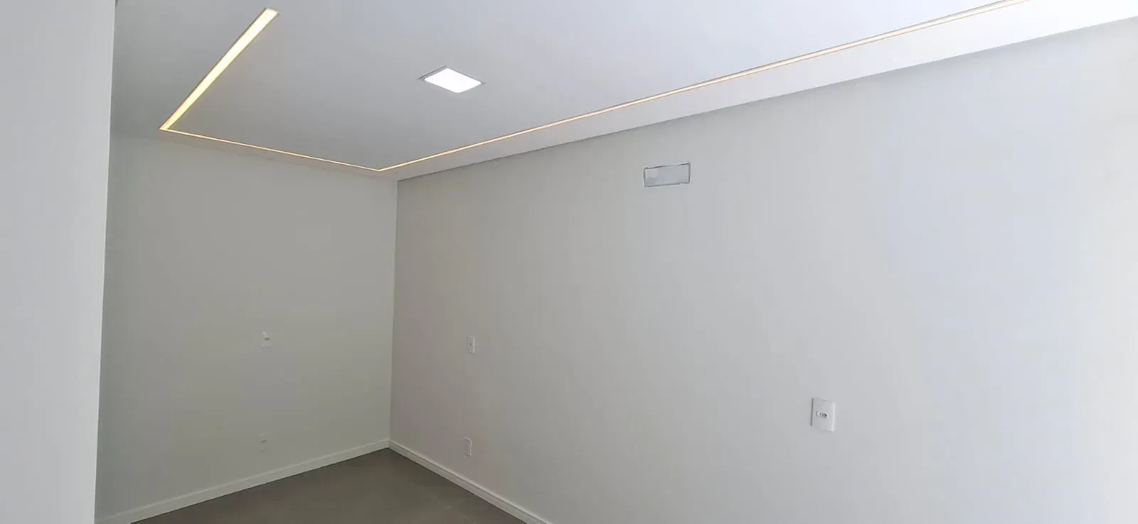 Casa com 3 dormitórios sendo 3 suítes e 4 vagas de garagem em São José/SC