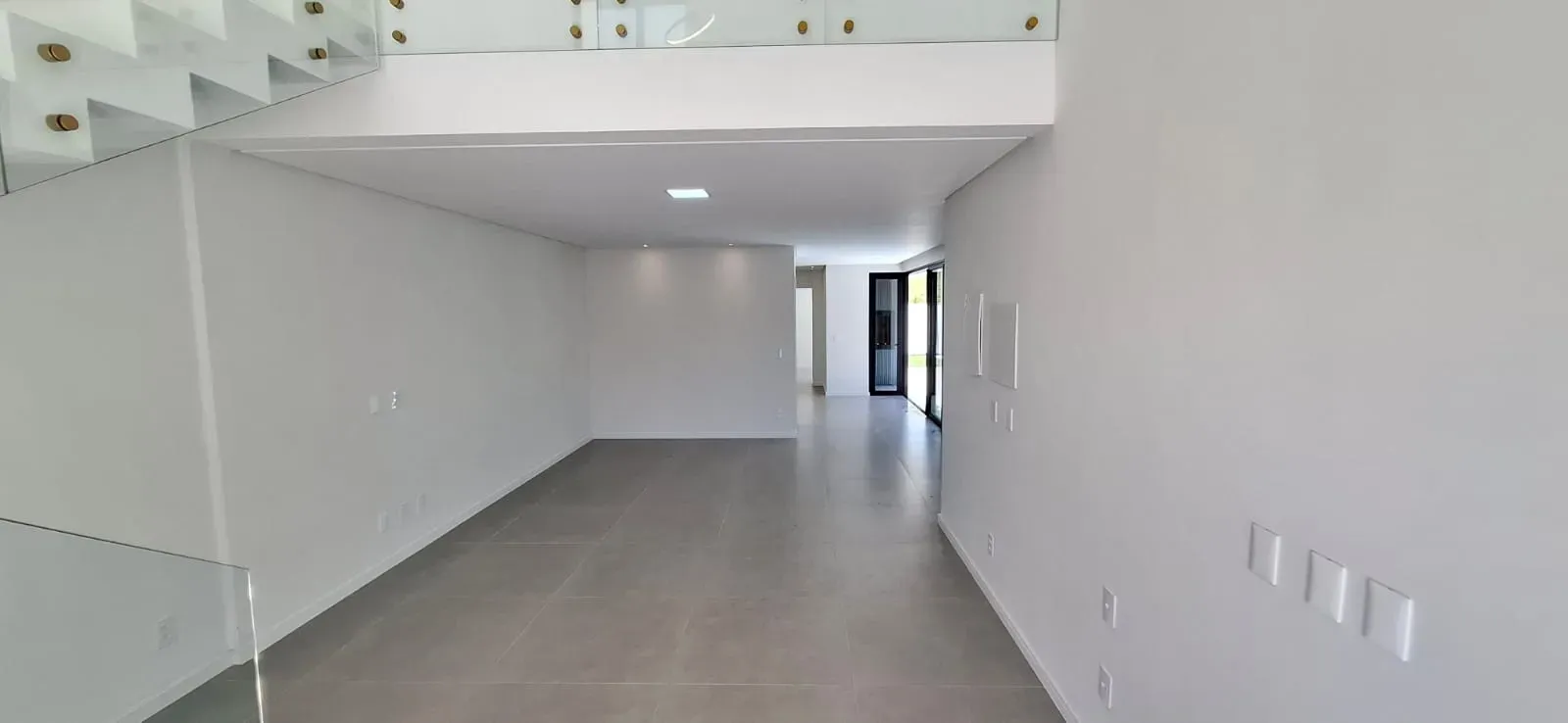 Casa com 3 dormitórios sendo 3 suítes e 4 vagas de garagem em São José/SC