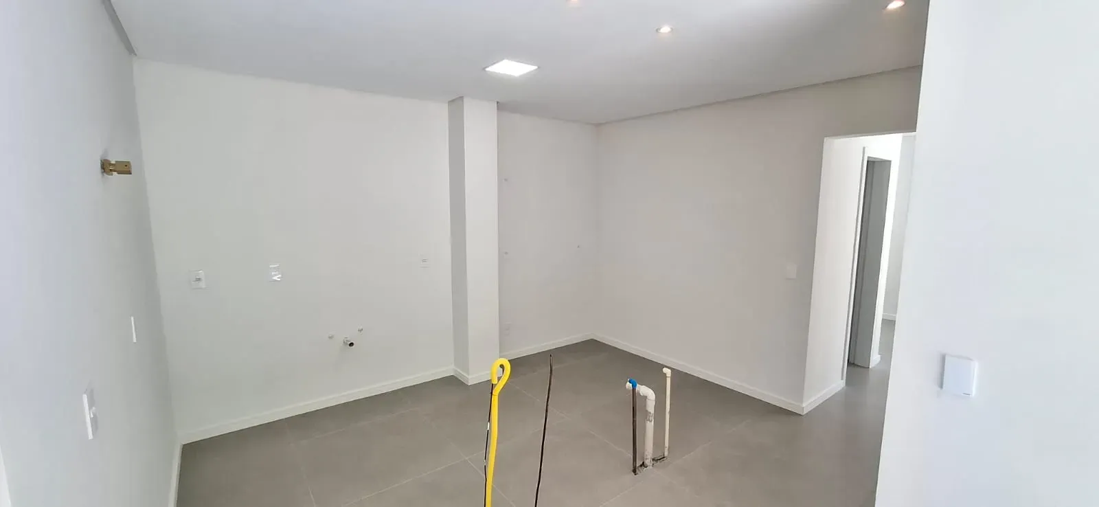 Casa com 3 dormitórios sendo 3 suítes e 4 vagas de garagem em São José/SC