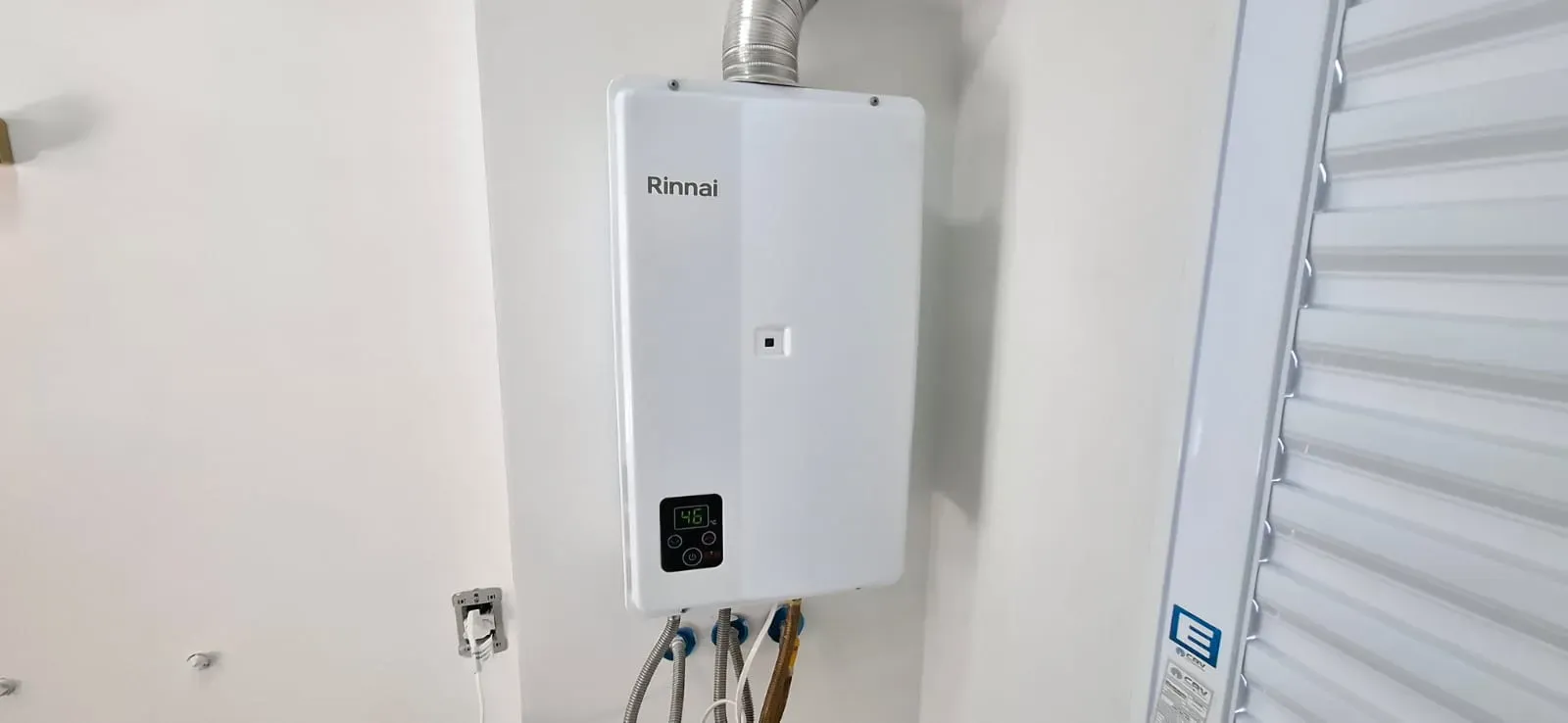 Casa com 3 dormitórios sendo 3 suítes e 4 vagas de garagem em São José/SC