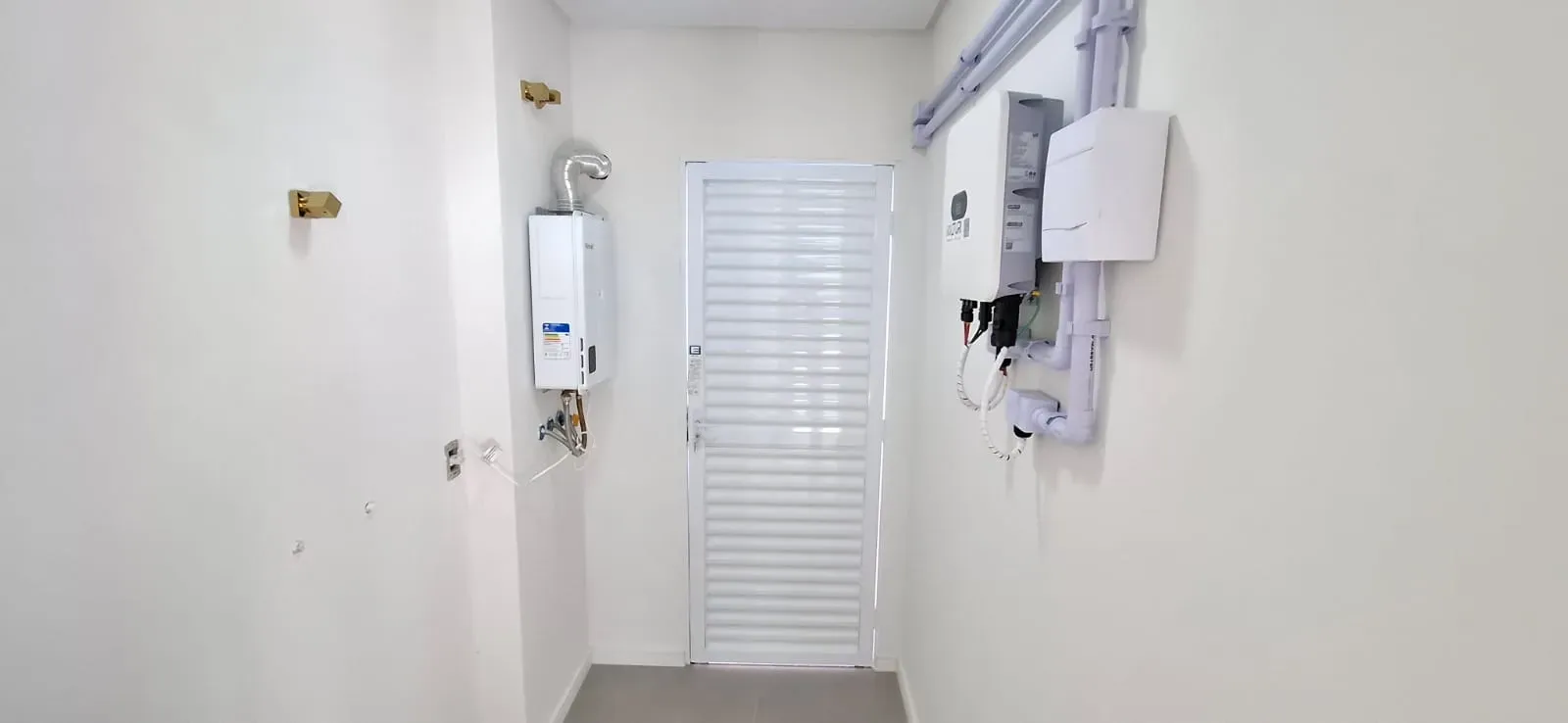 Casa com 3 dormitórios sendo 3 suítes e 4 vagas de garagem em São José/SC