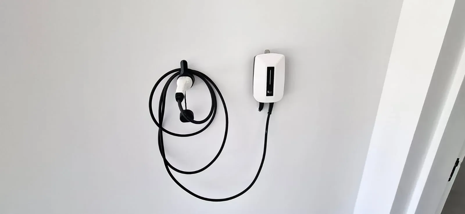 Casa com 3 dormitórios sendo 3 suítes e 4 vagas de garagem em São José/SC