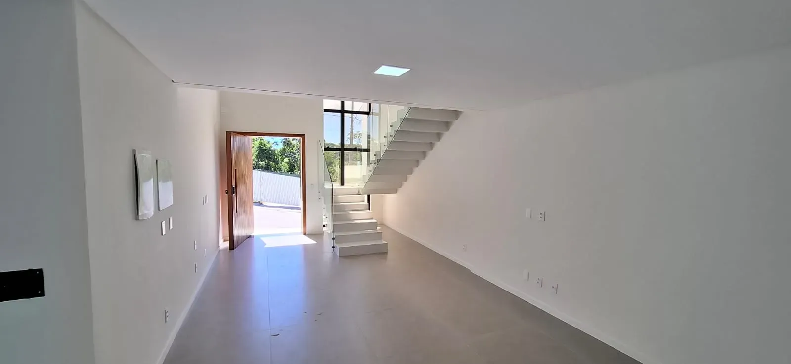 Casa com 3 dormitórios sendo 3 suítes e 4 vagas de garagem em São José/SC