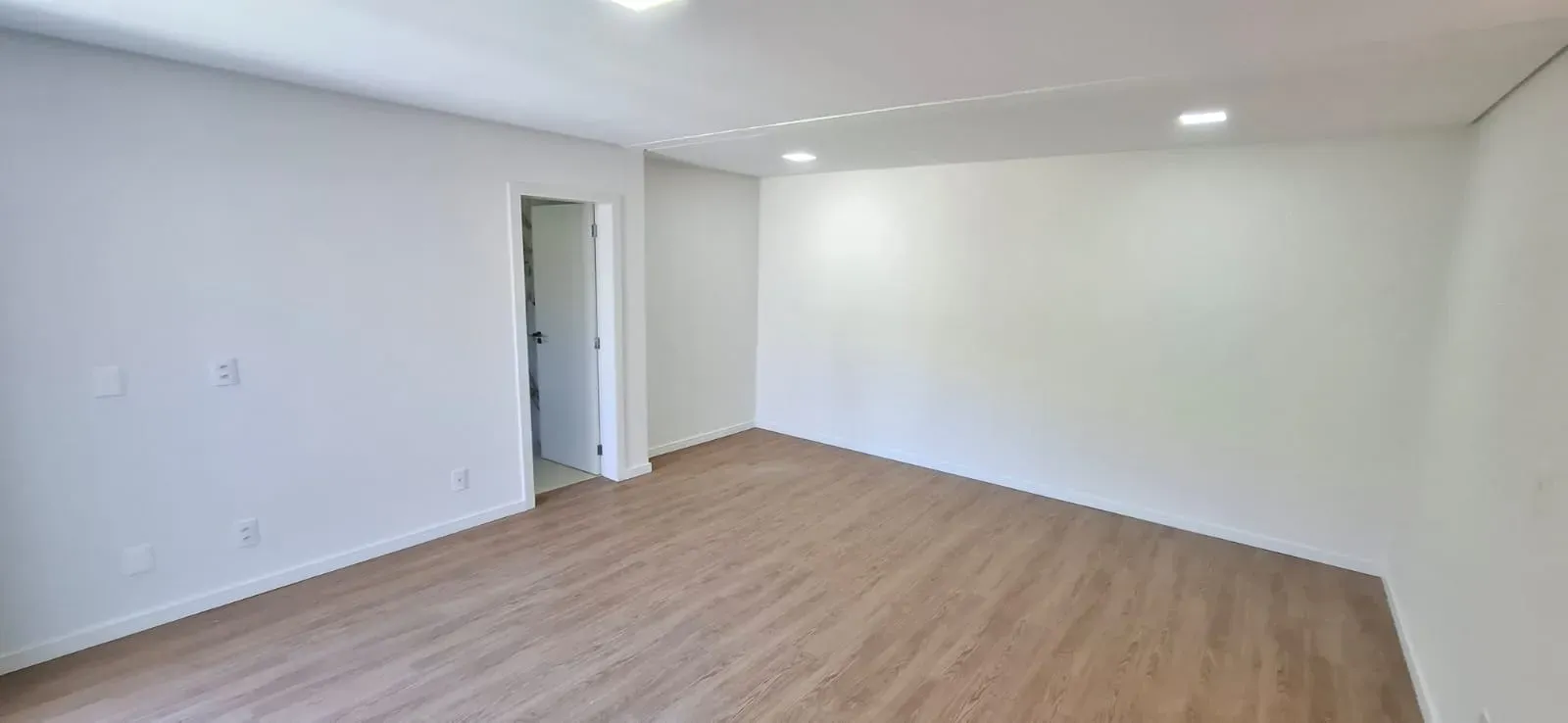 Casa com 3 dormitórios sendo 3 suítes e 4 vagas de garagem em São José/SC