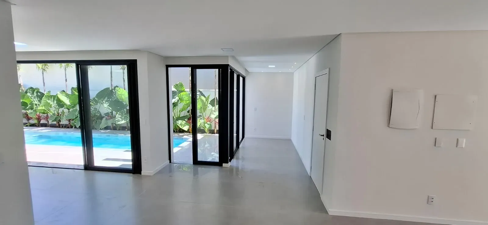 Casa com 3 dormitórios sendo 3 suítes e 4 vagas de garagem em São José/SC