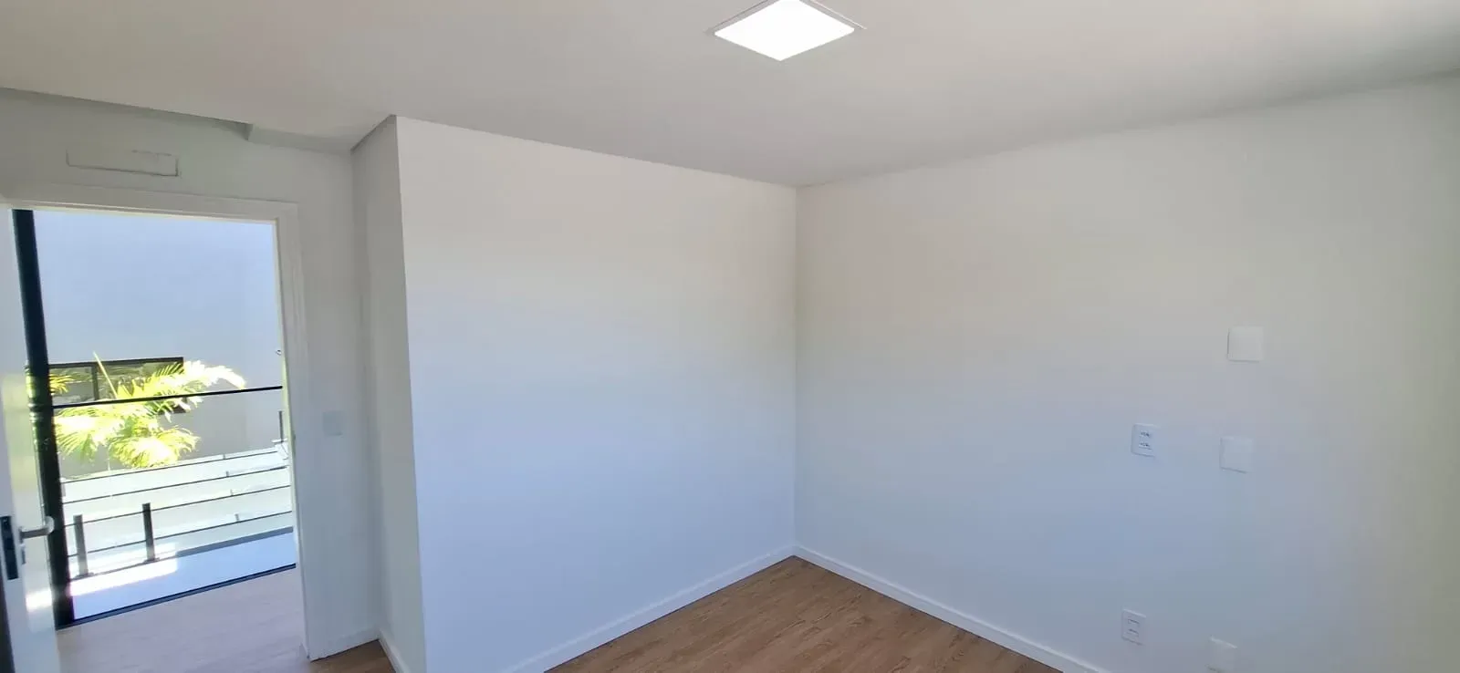 Casa com 3 dormitórios sendo 3 suítes e 4 vagas de garagem em São José/SC