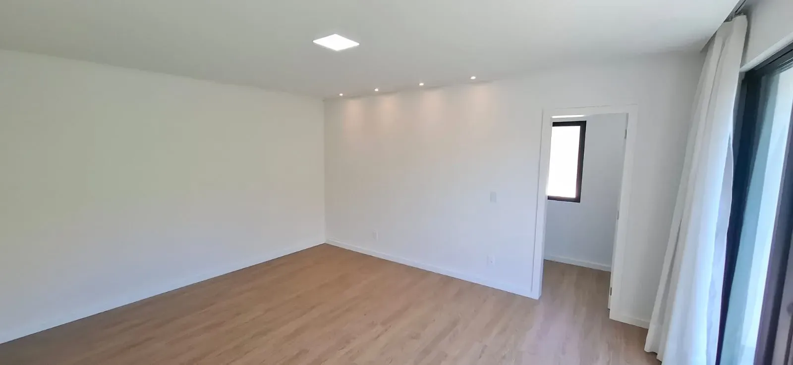 Casa com 3 dormitórios sendo 3 suítes e 4 vagas de garagem em São José/SC