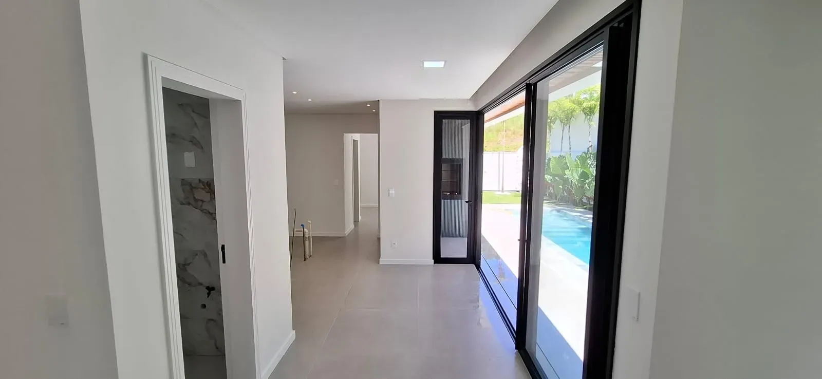 Casa com 3 dormitórios sendo 3 suítes e 4 vagas de garagem em São José/SC