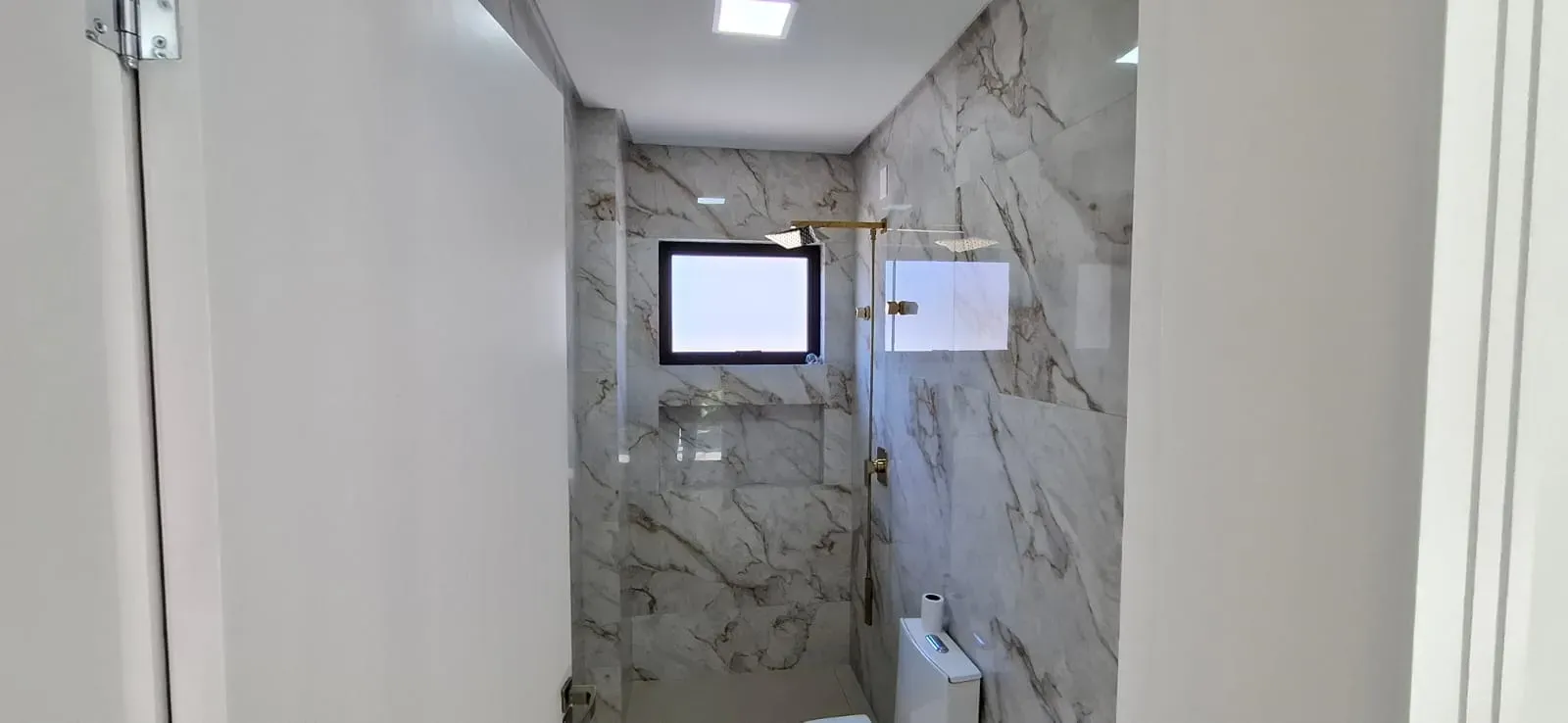 Casa com 3 dormitórios sendo 3 suítes e 4 vagas de garagem em São José/SC