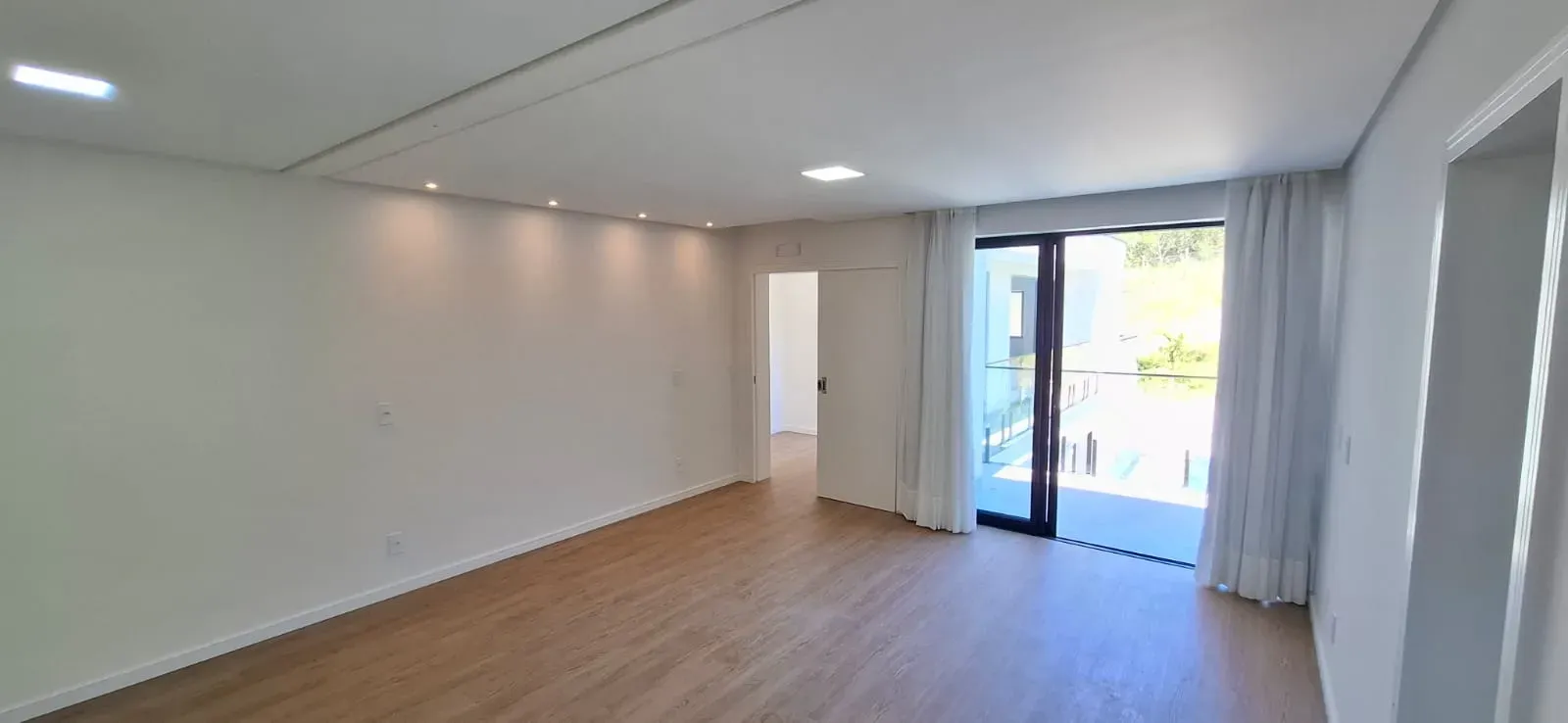 Casa com 3 dormitórios sendo 3 suítes e 4 vagas de garagem em São José/SC