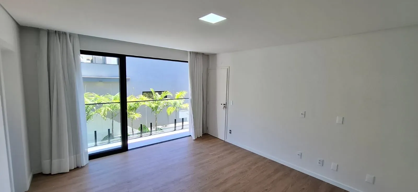 Casa com 3 dormitórios sendo 3 suítes e 4 vagas de garagem em São José/SC