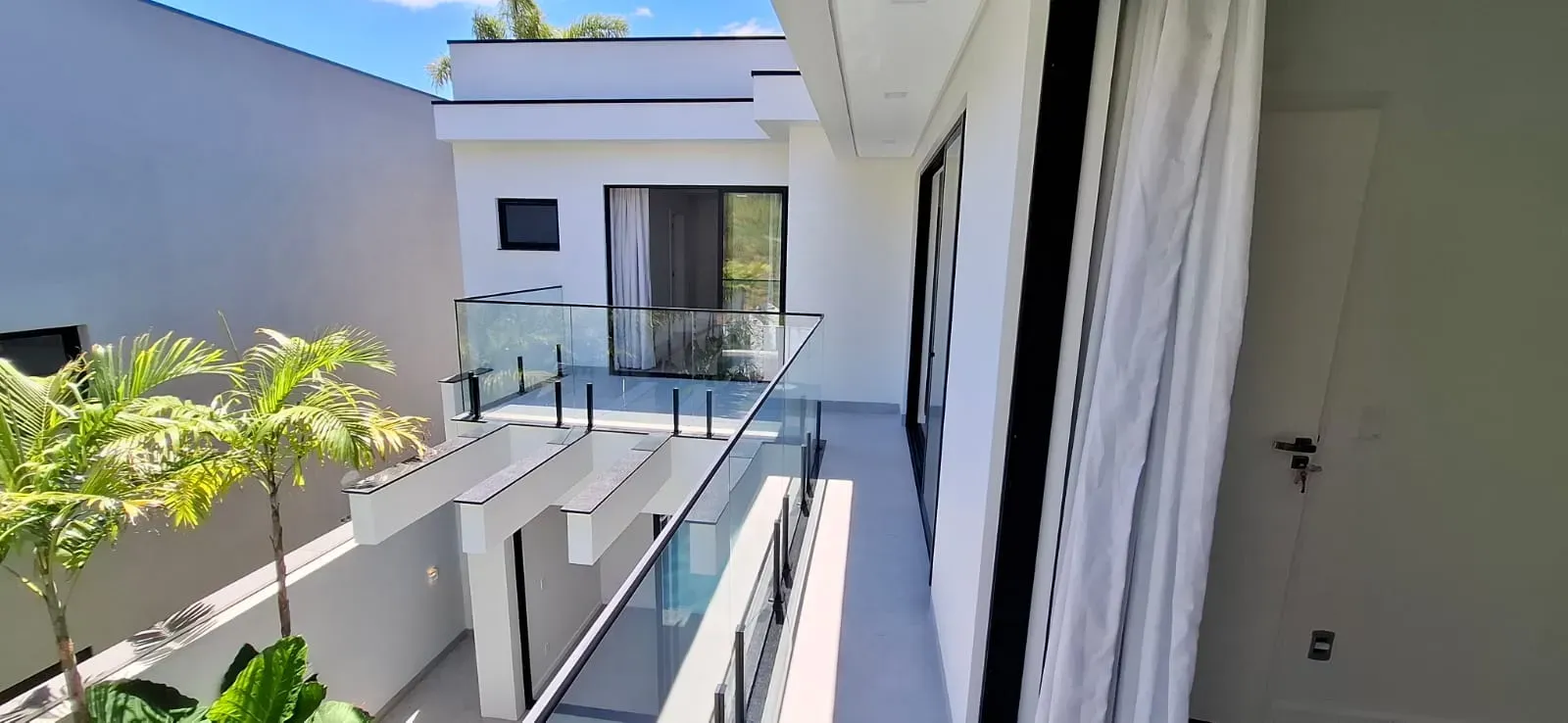 Casa com 3 dormitórios sendo 3 suítes e 4 vagas de garagem em São José/SC