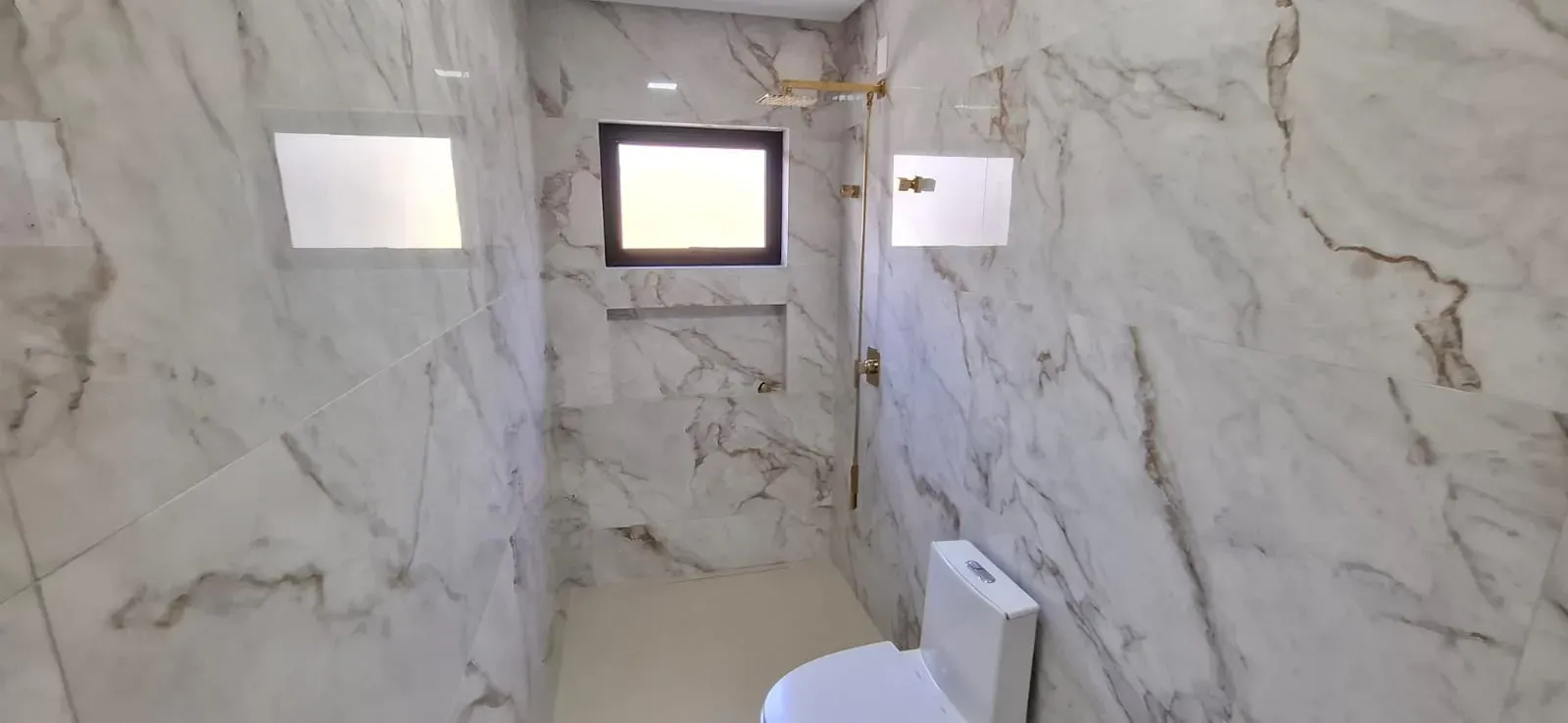 Casa com 3 dormitórios sendo 3 suítes e 4 vagas de garagem em São José/SC