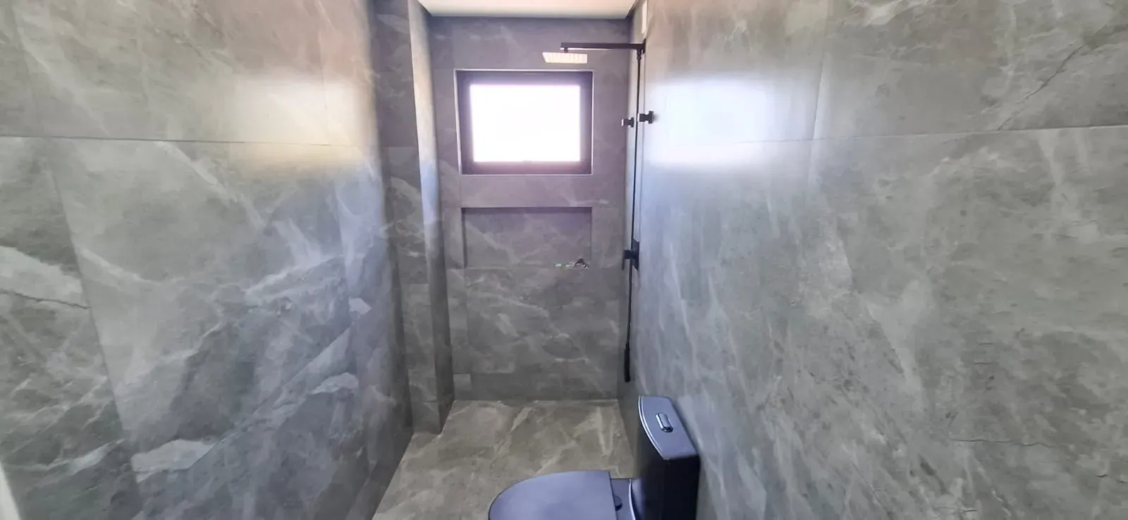 Casa com 3 dormitórios sendo 3 suítes e 4 vagas de garagem em São José/SC