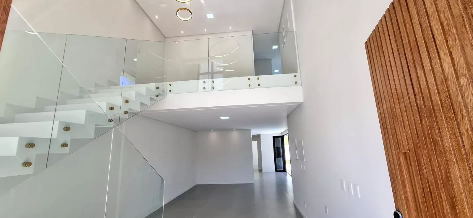 Casa com 3 dormitórios sendo 3 suítes e 4 vagas de garagem em São José/SC