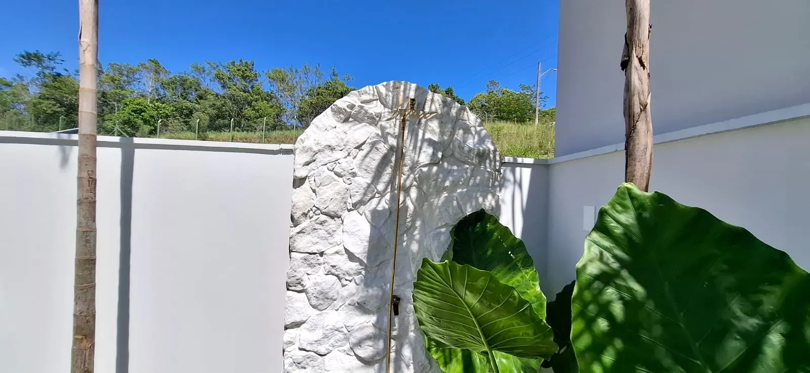 Casa com 3 dormitórios sendo 3 suítes e 4 vagas de garagem em São José/SC