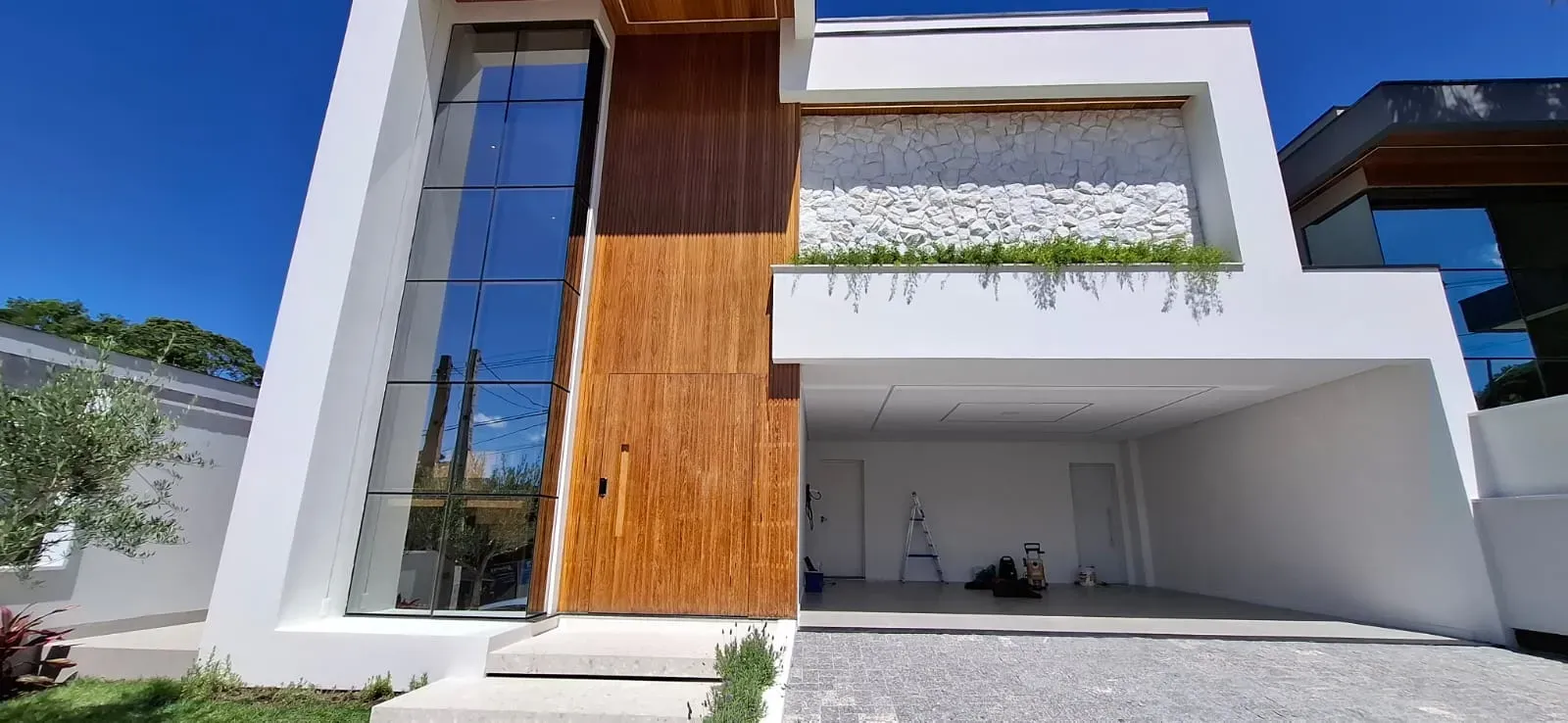 Casa com 3 dormitórios sendo 3 suítes e 4 vagas de garagem em São José/SC