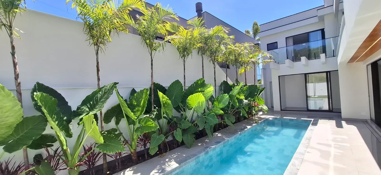 Casa com 3 dormitórios sendo 3 suítes e 4 vagas de garagem em São José/SC