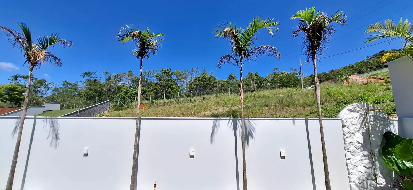 Casa com 3 dormitórios sendo 3 suítes e 4 vagas de garagem em São José/SC