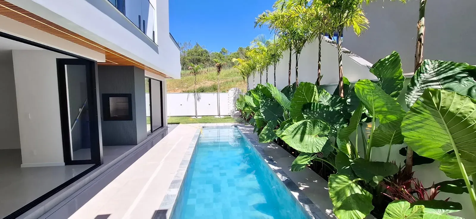 Casa com 3 dormitórios sendo 3 suítes e 4 vagas de garagem em São José/SC