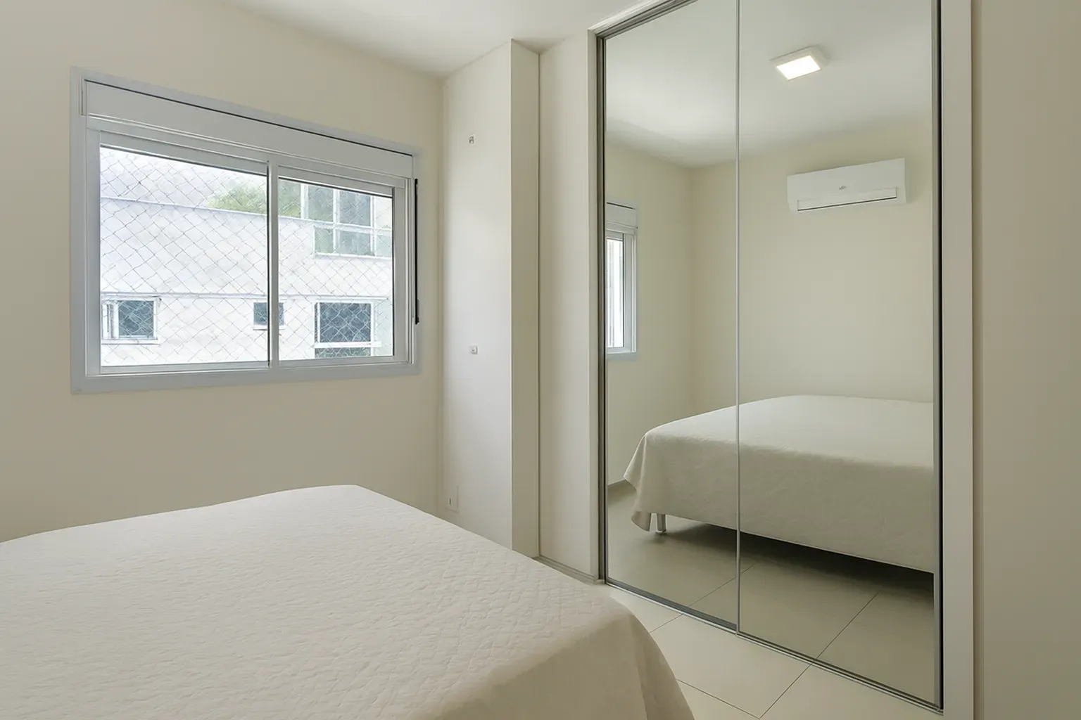 Apartamento com 3 dormitórios sendo 2 suíte e 2 vaga de garagem em Florianópolis/SC