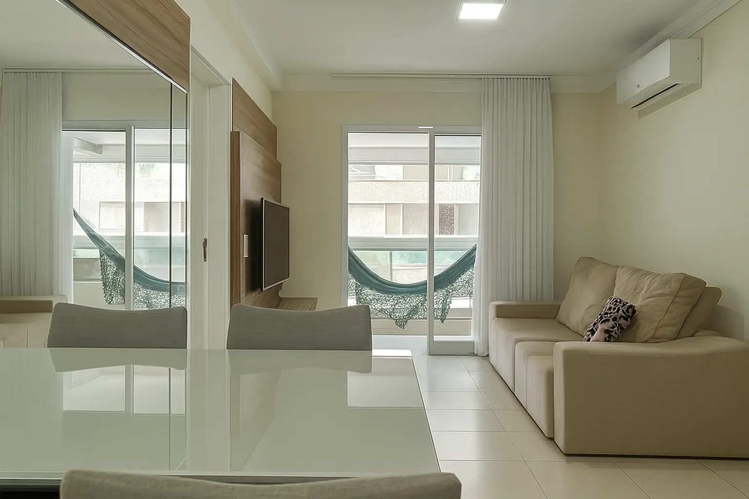 Apartamento com 3 dormitórios sendo 2 suíte e 2 vaga de garagem em Florianópolis/SC