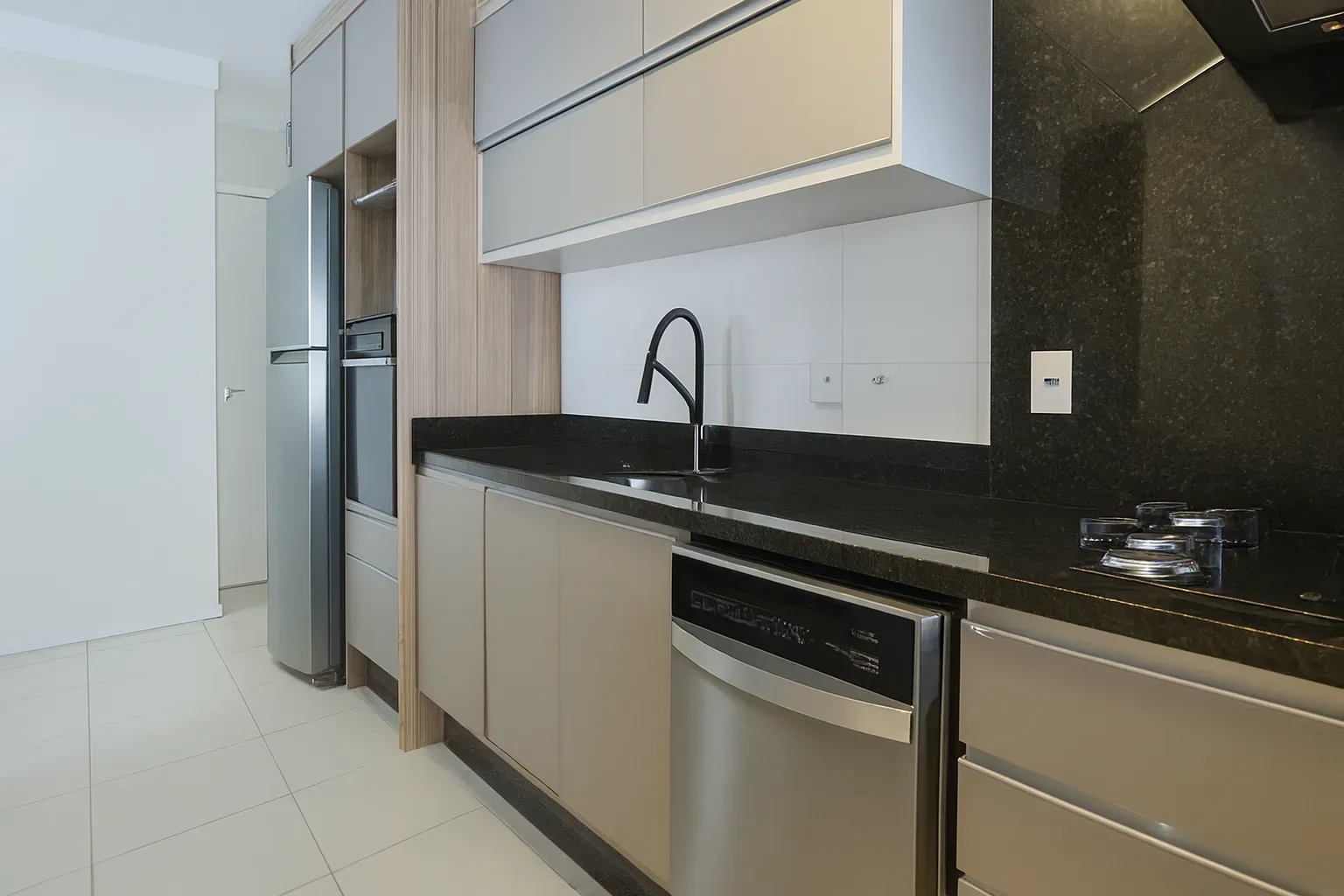 Apartamento com 3 dormitórios sendo 2 suíte e 2 vaga de garagem em Florianópolis/SC