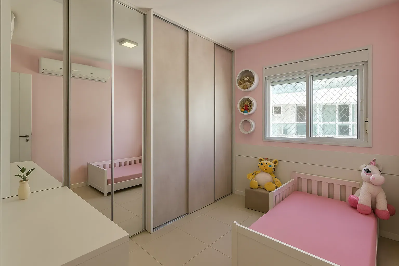 Apartamento com 3 dormitórios sendo 2 suíte e 2 vaga de garagem em Florianópolis/SC