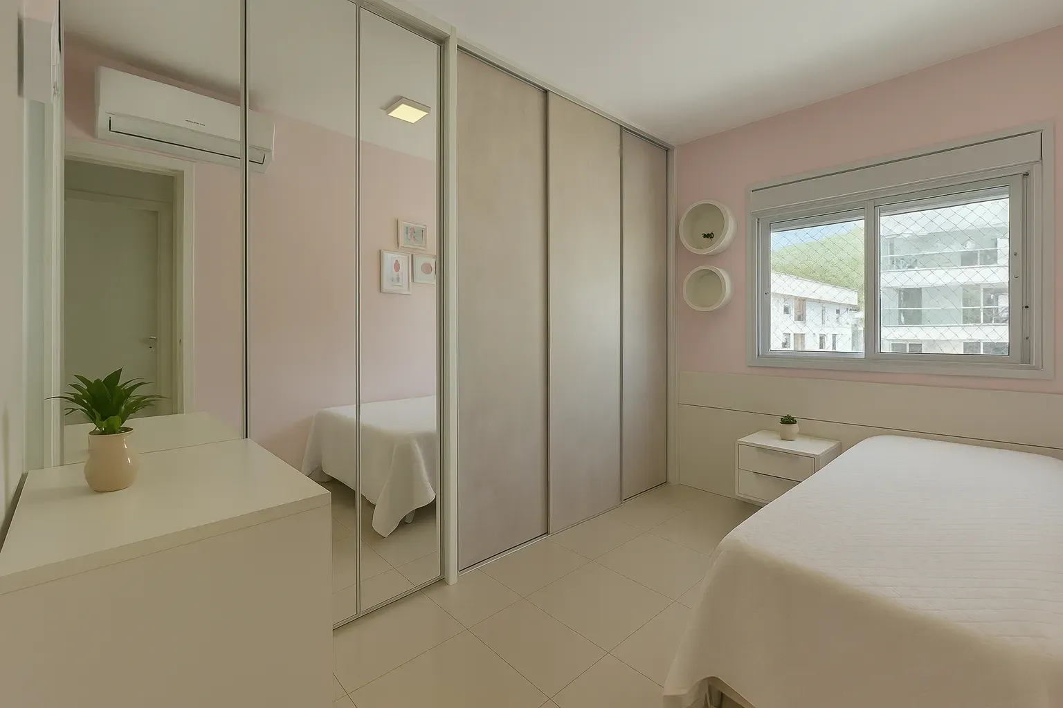 Apartamento com 3 dormitórios sendo 2 suíte e 2 vaga de garagem em Florianópolis/SC