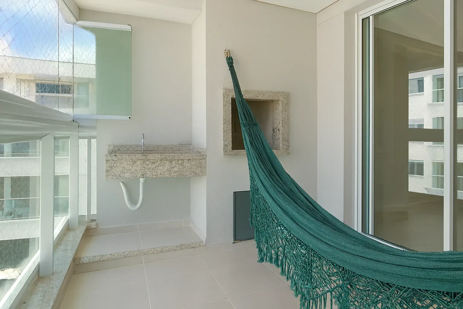 Apartamento com 3 dormitórios sendo 2 suíte e 2 vaga de garagem em Florianópolis/SC