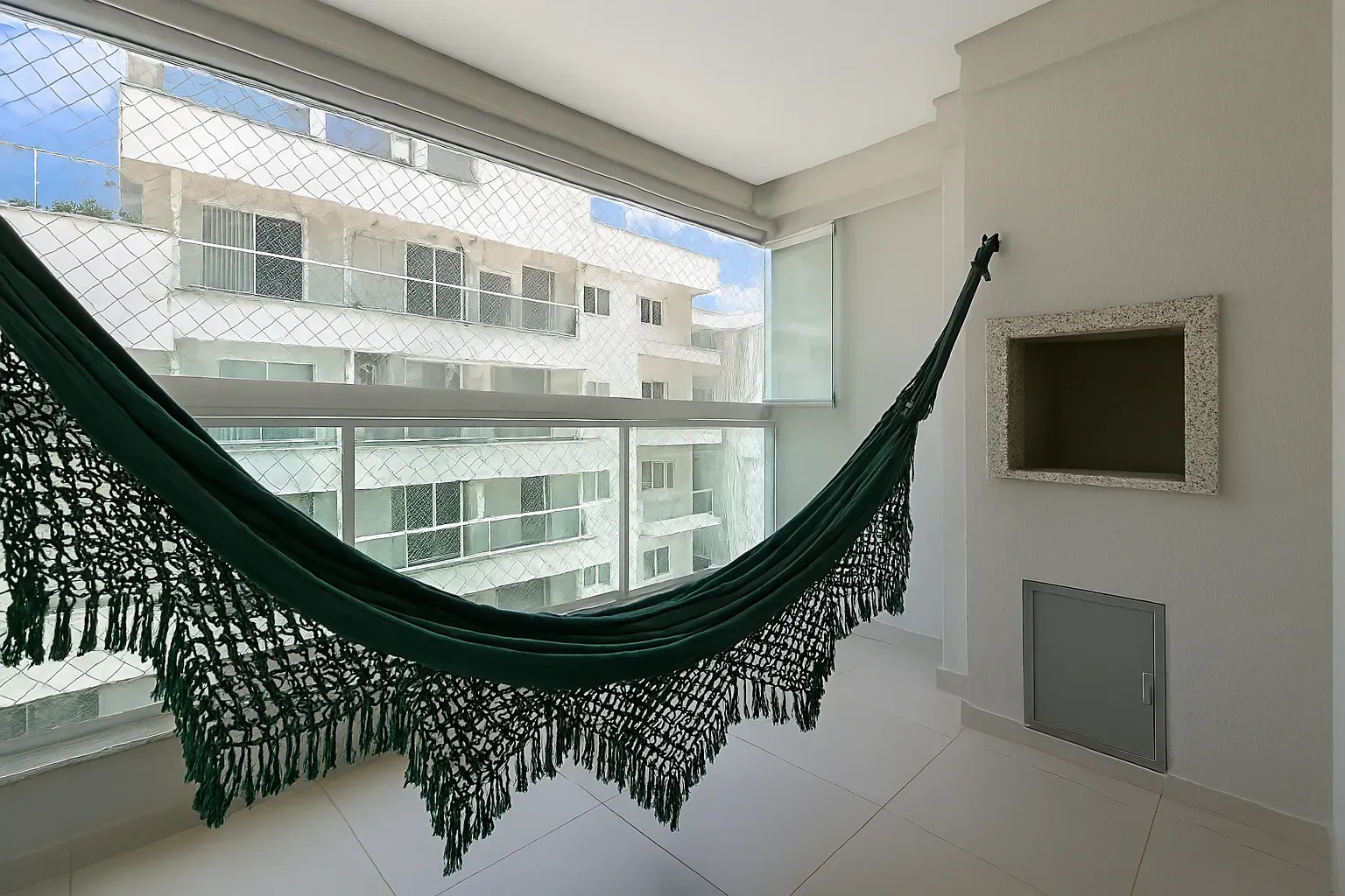 Apartamento com 3 dormitórios sendo 2 suíte e 2 vaga de garagem em Florianópolis/SC