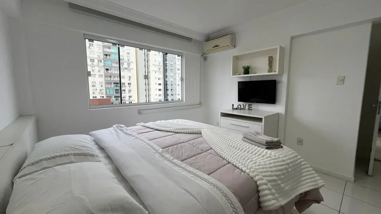 Apartamento com 1 dormitório sendo 2 suítes e 1 vaga de garagem em Balneário Camboriú/SC