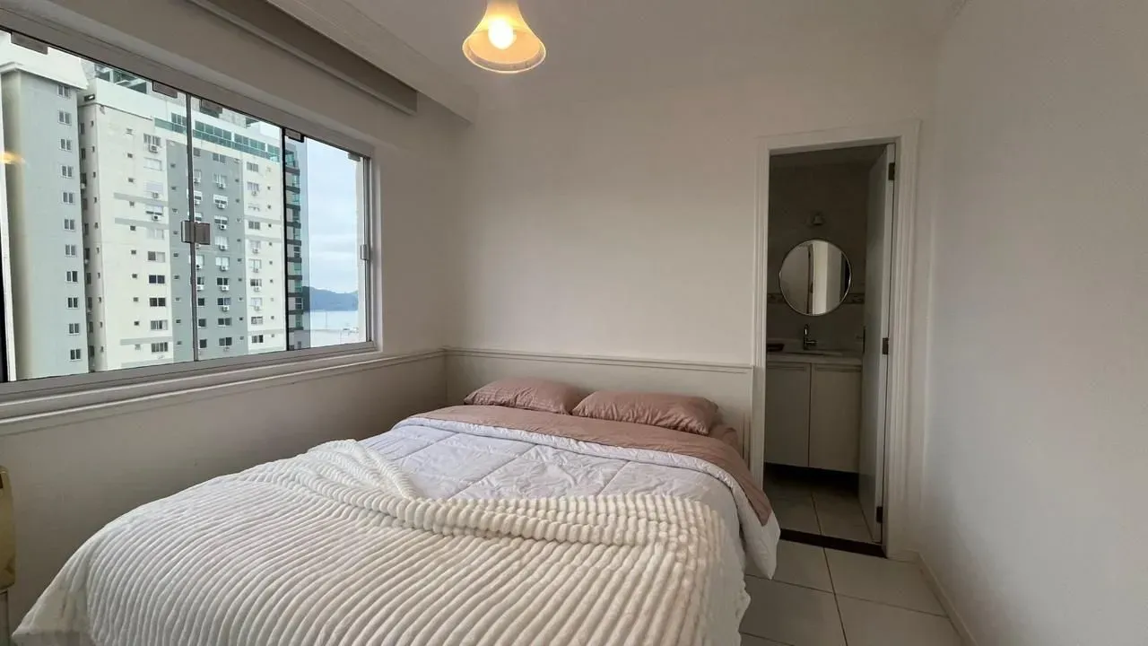 Apartamento com 1 dormitório sendo 2 suítes e 1 vaga de garagem em Balneário Camboriú/SC