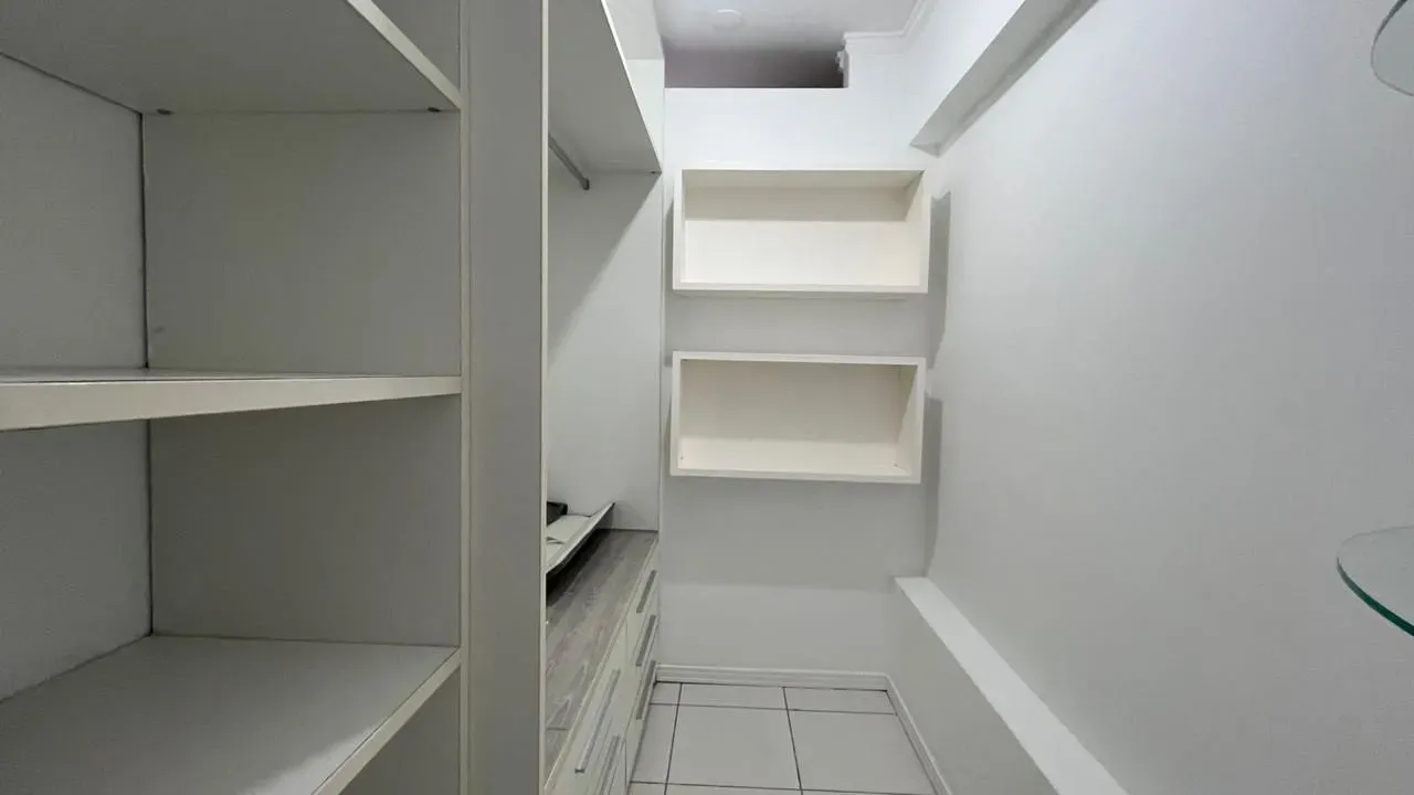 Apartamento com 1 dormitório sendo 2 suítes e 1 vaga de garagem em Balneário Camboriú/SC