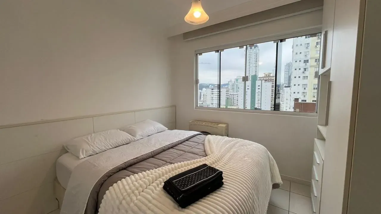 Apartamento com 1 dormitório sendo 2 suítes e 1 vaga de garagem em Balneário Camboriú/SC