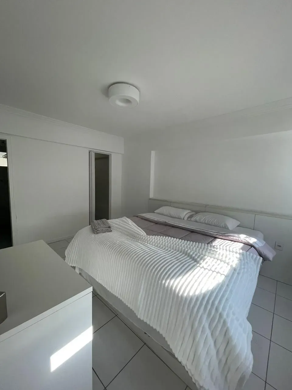 Apartamento com 1 dormitório sendo 2 suítes e 1 vaga de garagem em Balneário Camboriú/SC