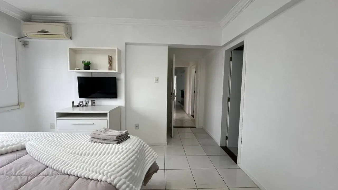 Apartamento com 1 dormitório sendo 2 suítes e 1 vaga de garagem em Balneário Camboriú/SC
