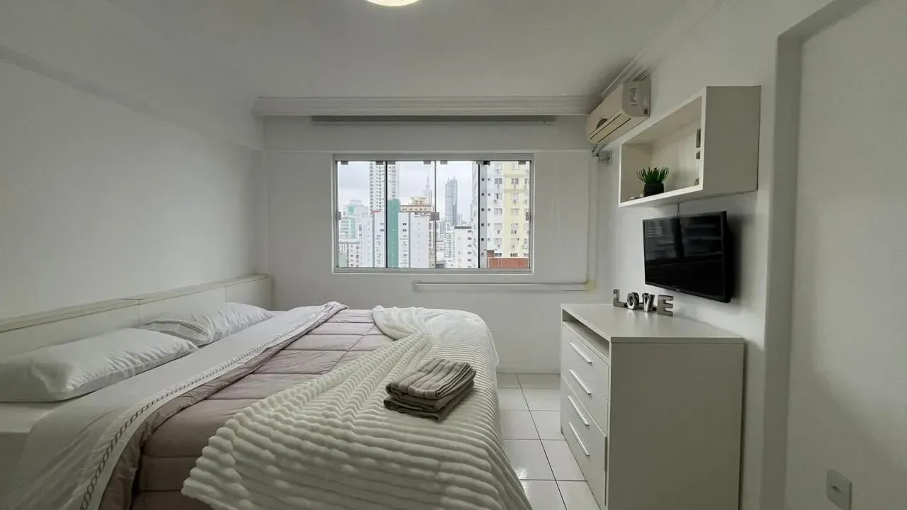 Apartamento com 1 dormitório sendo 2 suítes e 1 vaga de garagem em Balneário Camboriú/SC