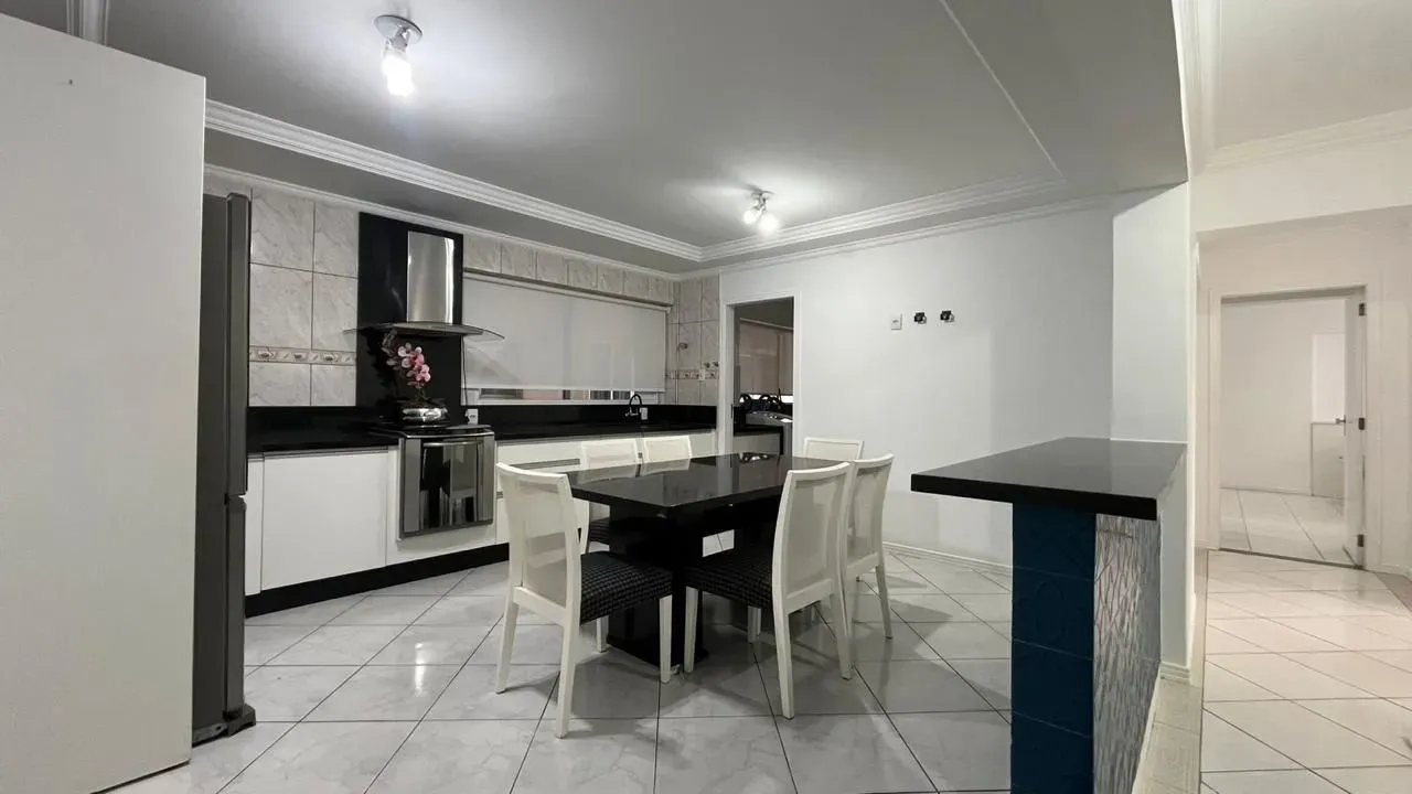 Apartamento com 1 dormitório sendo 2 suítes e 1 vaga de garagem em Balneário Camboriú/SC
