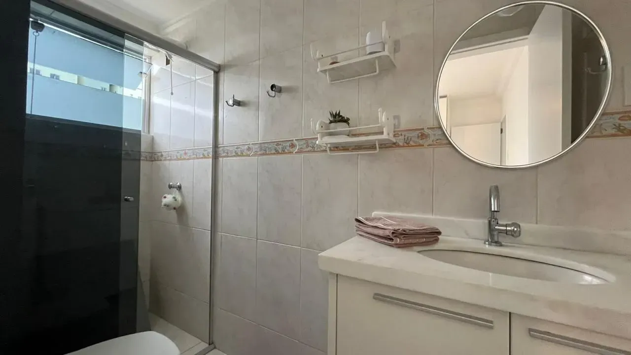 Apartamento com 1 dormitório sendo 2 suítes e 1 vaga de garagem em Balneário Camboriú/SC